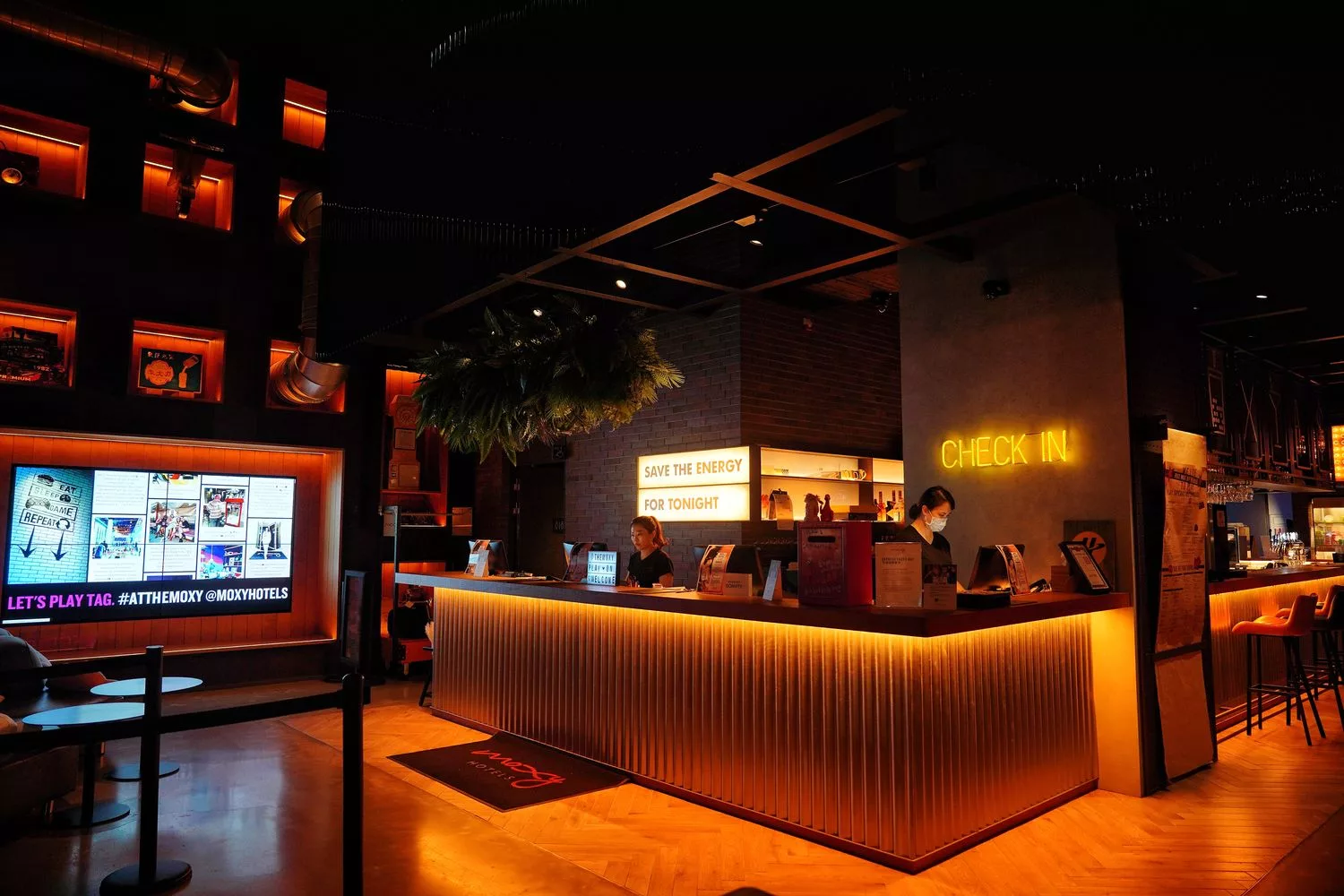 【台中豐邑moxy酒店】台中高空酒吧飯店，時尚潮流地標，頂樓露天酒吧享百萬夜景! @混血珊莎的奇幻旅程