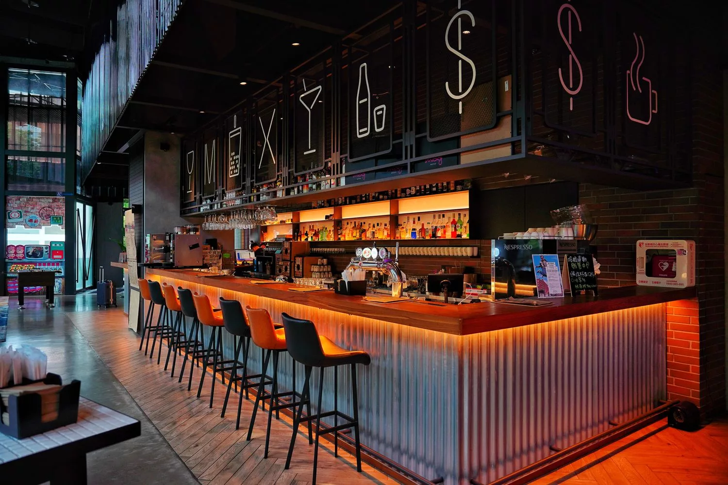 【台中豐邑moxy酒店】台中高空酒吧飯店，時尚潮流地標，頂樓露天酒吧享百萬夜景! @混血珊莎的奇幻旅程