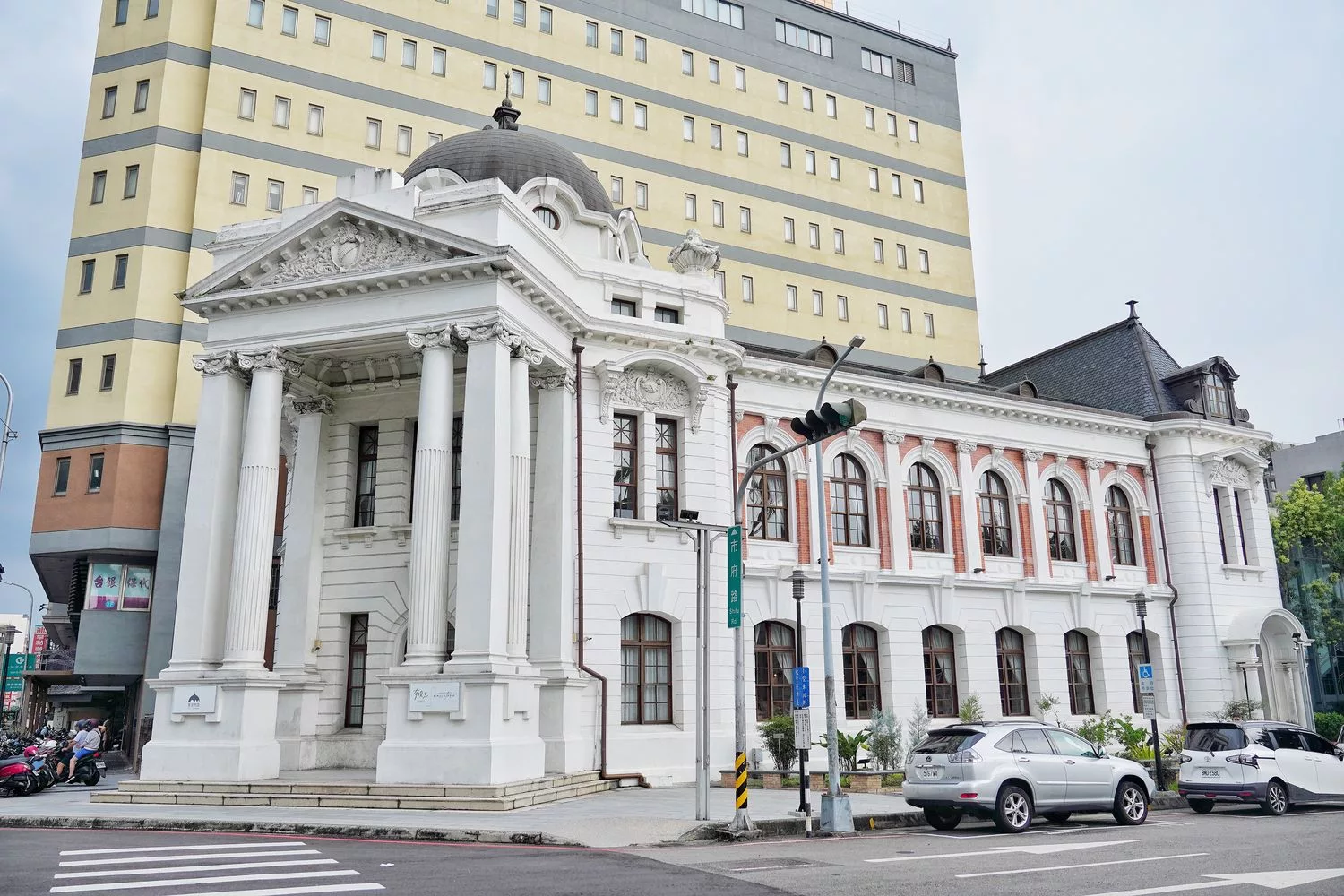 【台中西區景點】台中市役所，舊城區巴洛克建築，選物店手作飲品餐廳通通有! @混血珊莎的奇幻旅程