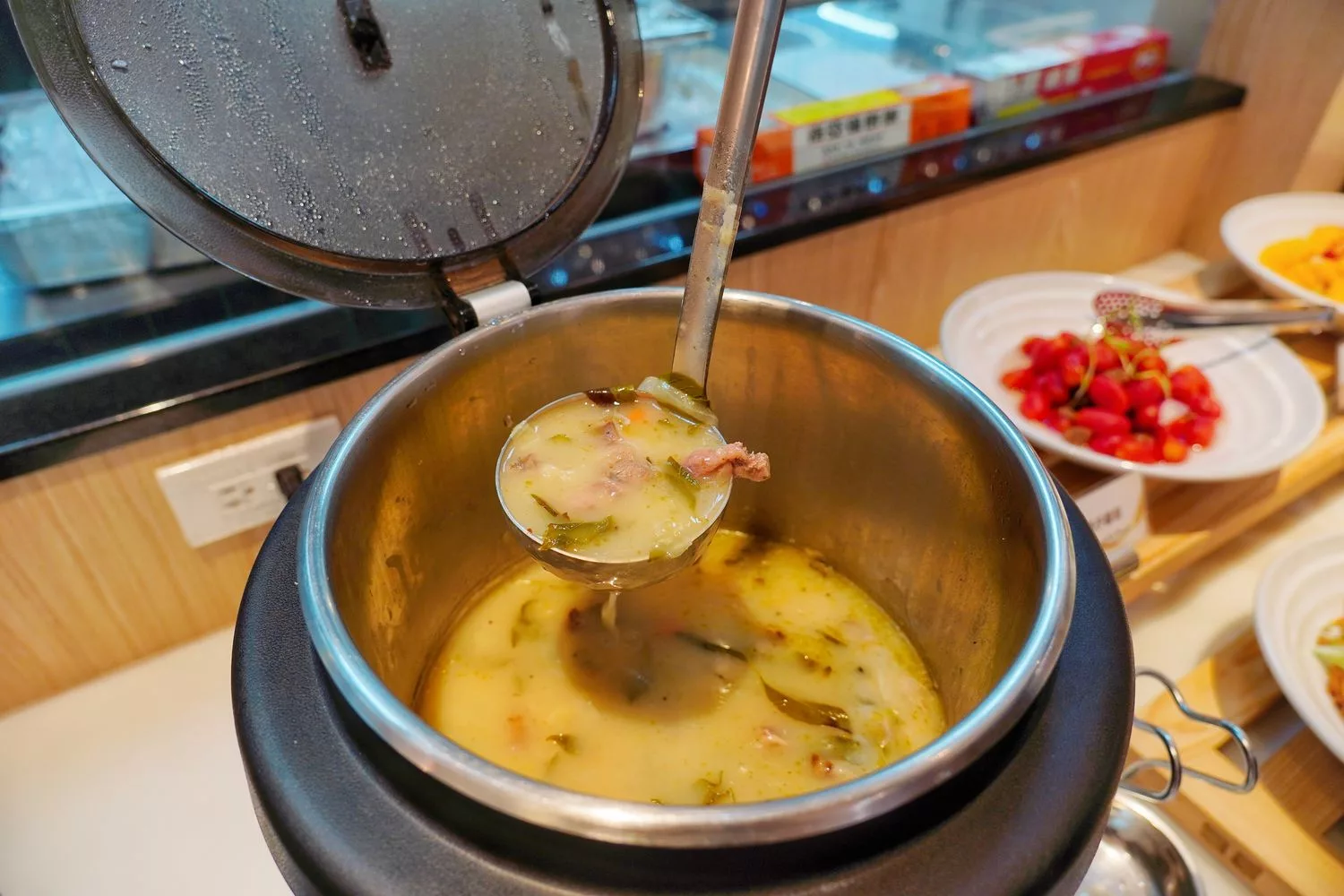 葛瑪蘭之星飯店自助餐｜星苑餐廳，爽吃現蒸三點蟹跟漁港直送海鮮! @混血珊莎的奇幻旅程