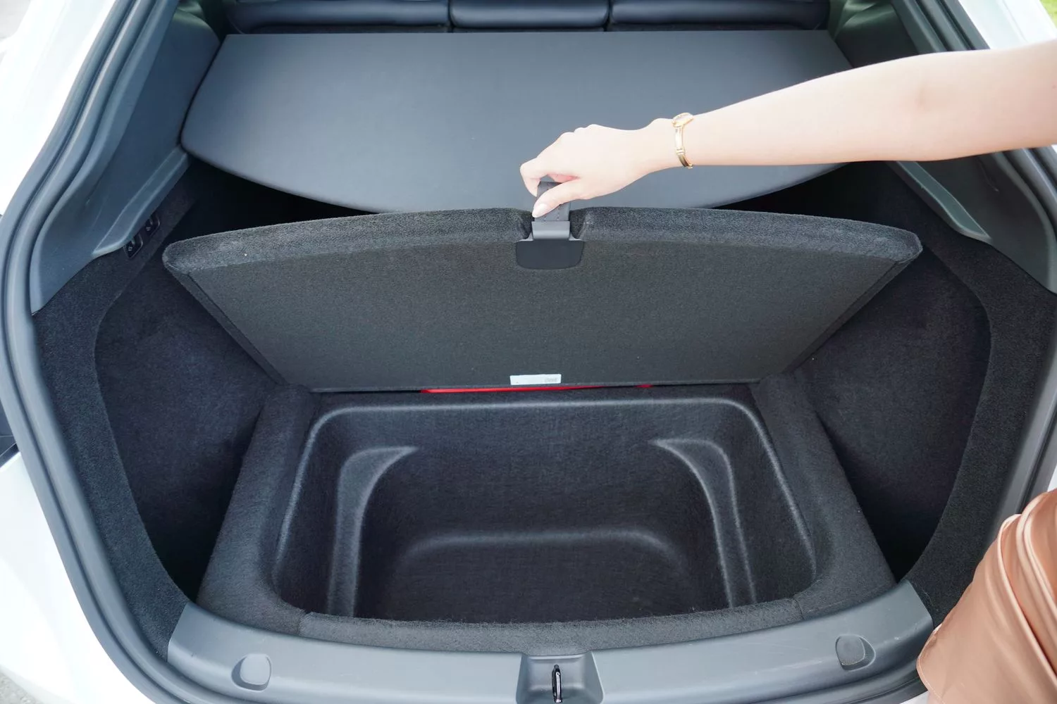 【特斯拉租車】UDRIVE 悠駕租車 專人送車到府，特斯拉租賃方案比較，實租心得分享! @混血珊莎的奇幻旅程