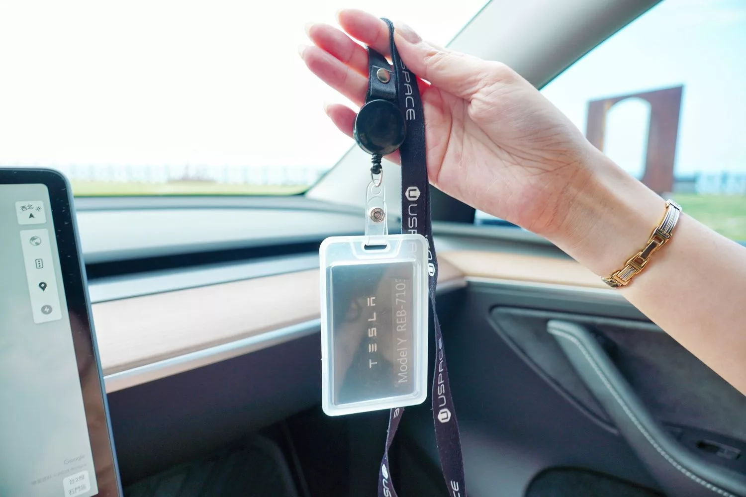 【特斯拉租車】UDRIVE 悠駕租車 專人送車到府，特斯拉租賃方案比較，實租心得分享! @混血珊莎的奇幻旅程