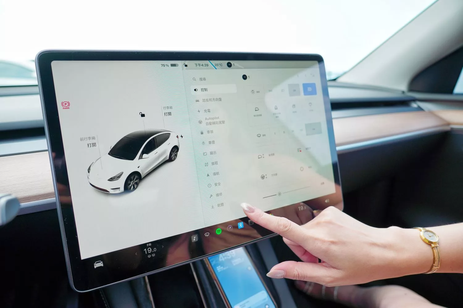 【特斯拉租車】UDRIVE 悠駕租車 專人送車到府，特斯拉租賃方案比較，實租心得分享! @混血珊莎的奇幻旅程