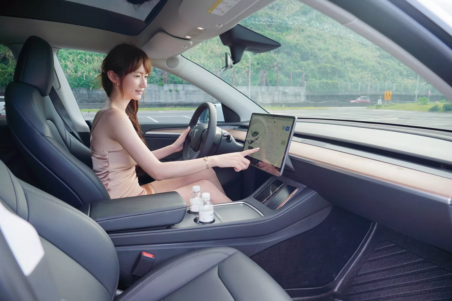 【特斯拉租車】UDRIVE 悠駕租車 專人送車到府，特斯拉租賃方案比較，實租心得分享! @混血珊莎的奇幻旅程