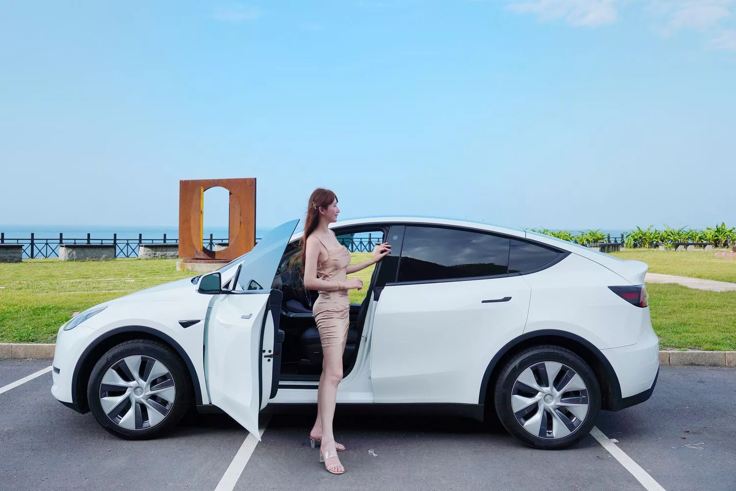 【特斯拉租車】UDRIVE 悠駕租車 專人送車到府，特斯拉租賃方案比較，實租心得分享! @混血珊莎的奇幻旅程