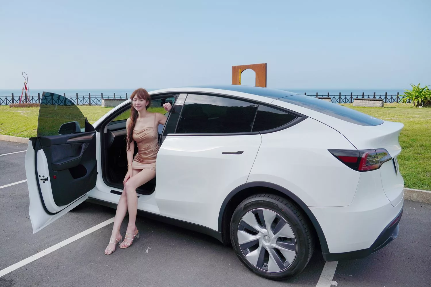 【特斯拉租車】UDRIVE 悠駕租車 專人送車到府，特斯拉租賃方案比較，實租心得分享! @混血珊莎的奇幻旅程