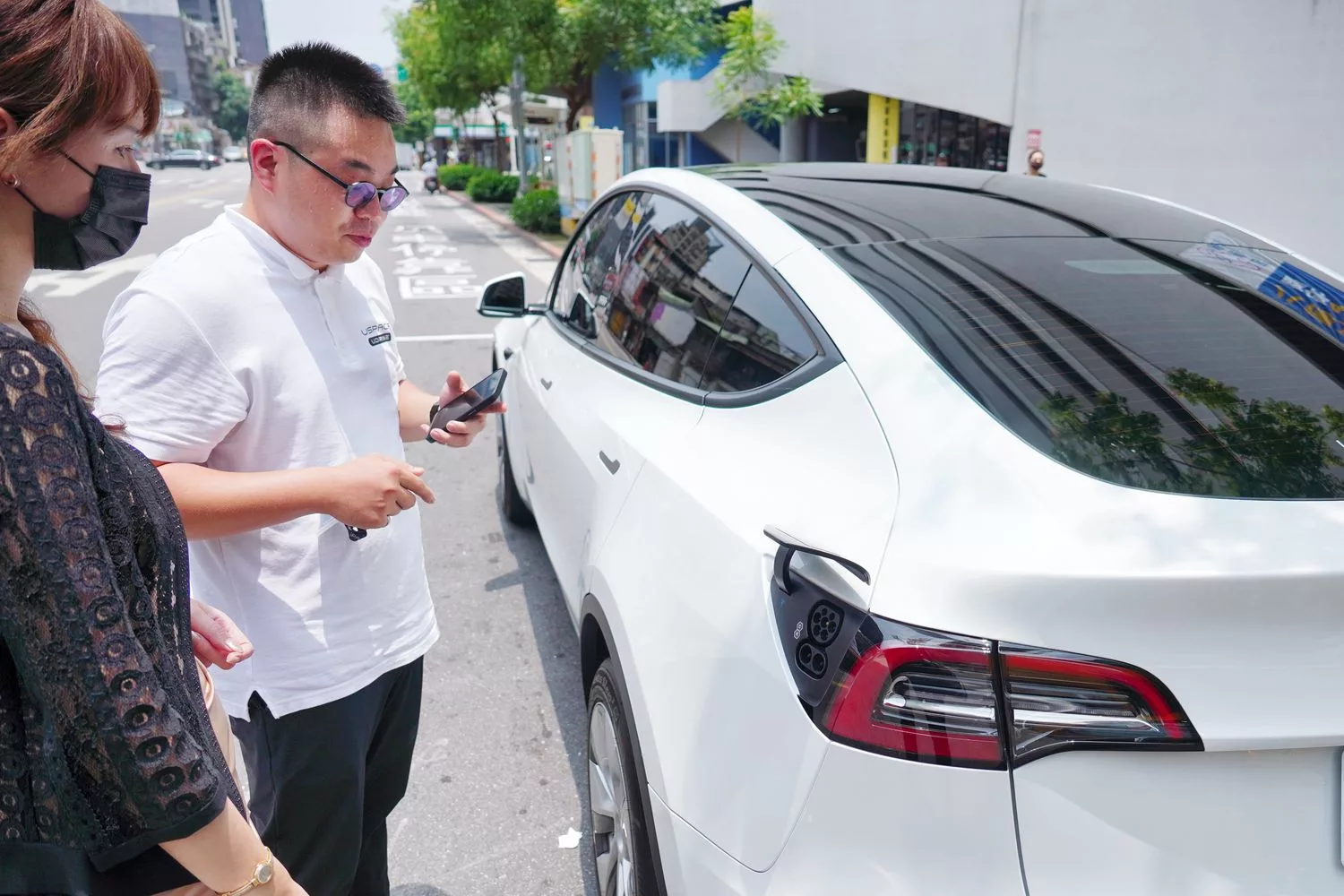 【特斯拉租車】UDRIVE 悠駕租車 專人送車到府，特斯拉租賃方案比較，實租心得分享! @混血珊莎的奇幻旅程