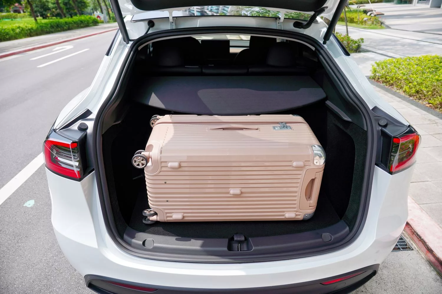 【特斯拉租車】UDRIVE 悠駕租車 專人送車到府，特斯拉租賃方案比較，實租心得分享! @混血珊莎的奇幻旅程