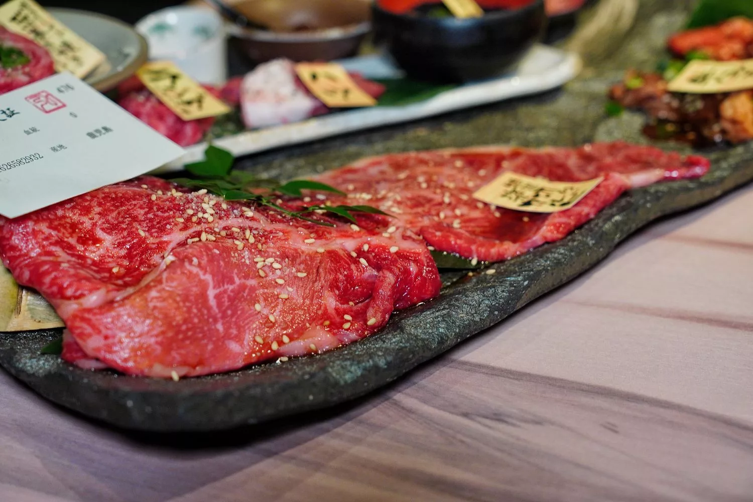 【京都燒肉推薦】京的燒肉處弘 三條木屋町店，鴨川旁的人氣名店，完整訂位教學! @混血珊莎的奇幻旅程