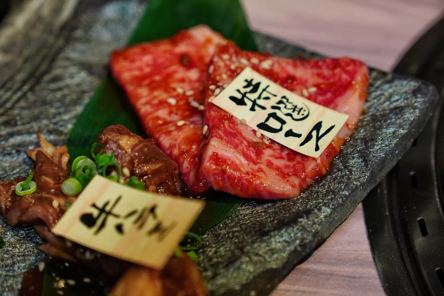 【京都燒肉推薦】京的燒肉處弘 三條木屋町店，鴨川旁的人氣名店，完整訂位教學! @混血珊莎的奇幻旅程