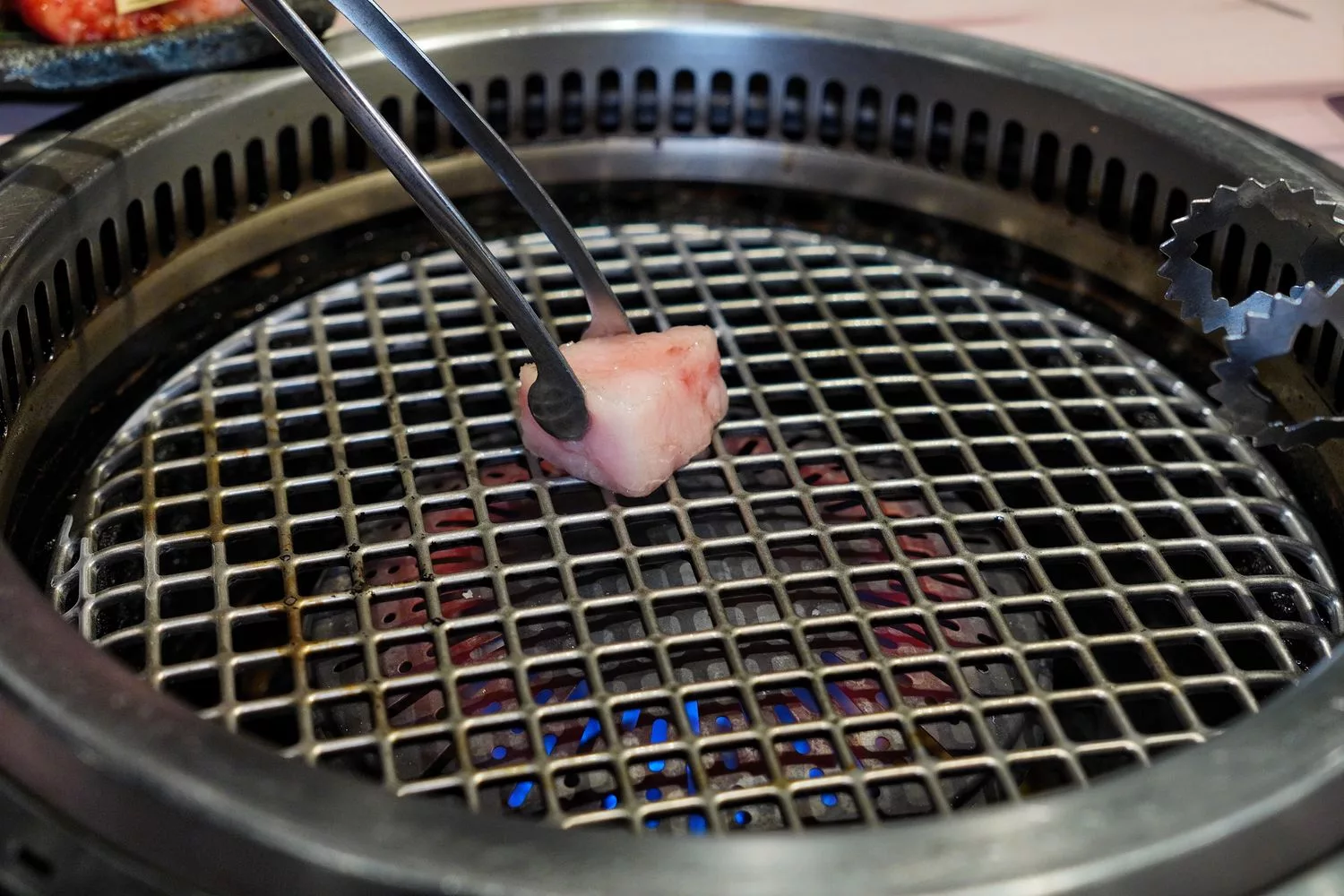 【京都燒肉推薦】京的燒肉處弘 三條木屋町店，鴨川旁的人氣名店，完整訂位教學! @混血珊莎的奇幻旅程