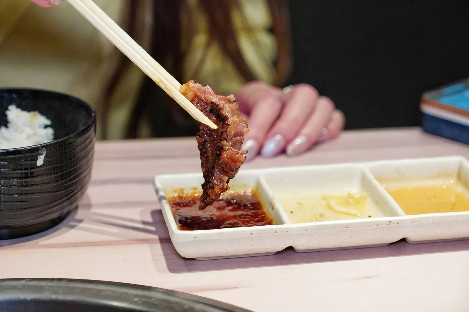 【京都燒肉推薦】京的燒肉處弘 三條木屋町店，鴨川旁的人氣名店，完整訂位教學! @混血珊莎的奇幻旅程