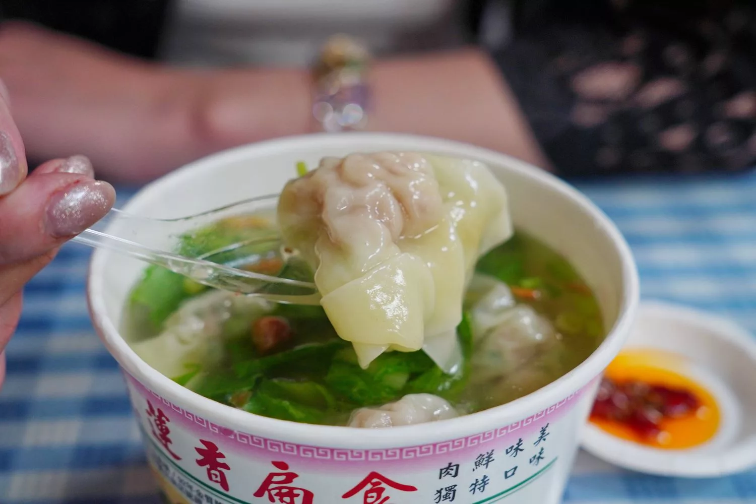 【花蓮扁食推薦】花蓮香扁食慈濟店，香醇湯頭皮薄肉多，還吃得到整隻蝦子! @混血珊莎的奇幻旅程