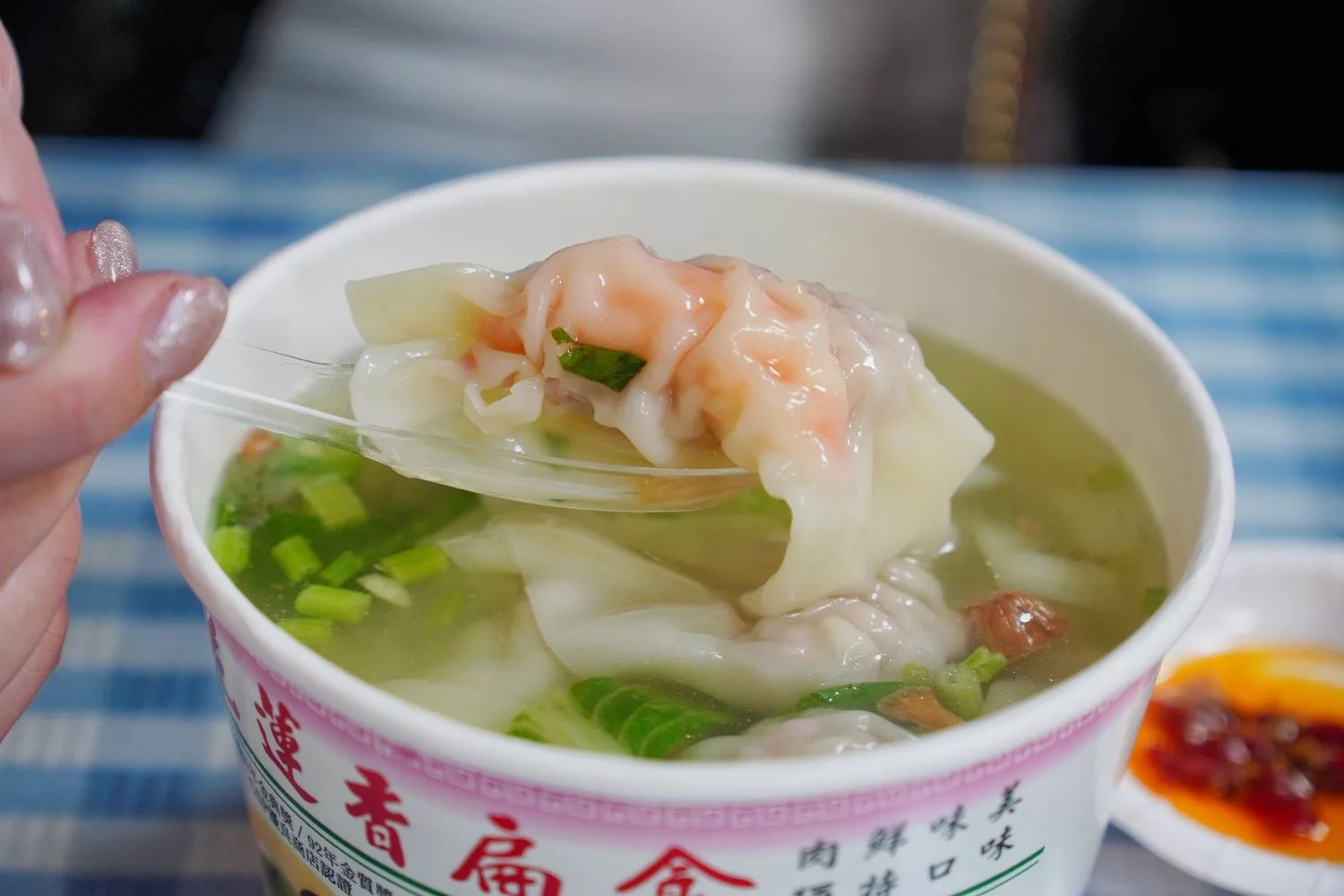 【花蓮扁食推薦】花蓮香扁食慈濟店，香醇湯頭皮薄肉多，還吃得到整隻蝦子! @混血珊莎的奇幻旅程