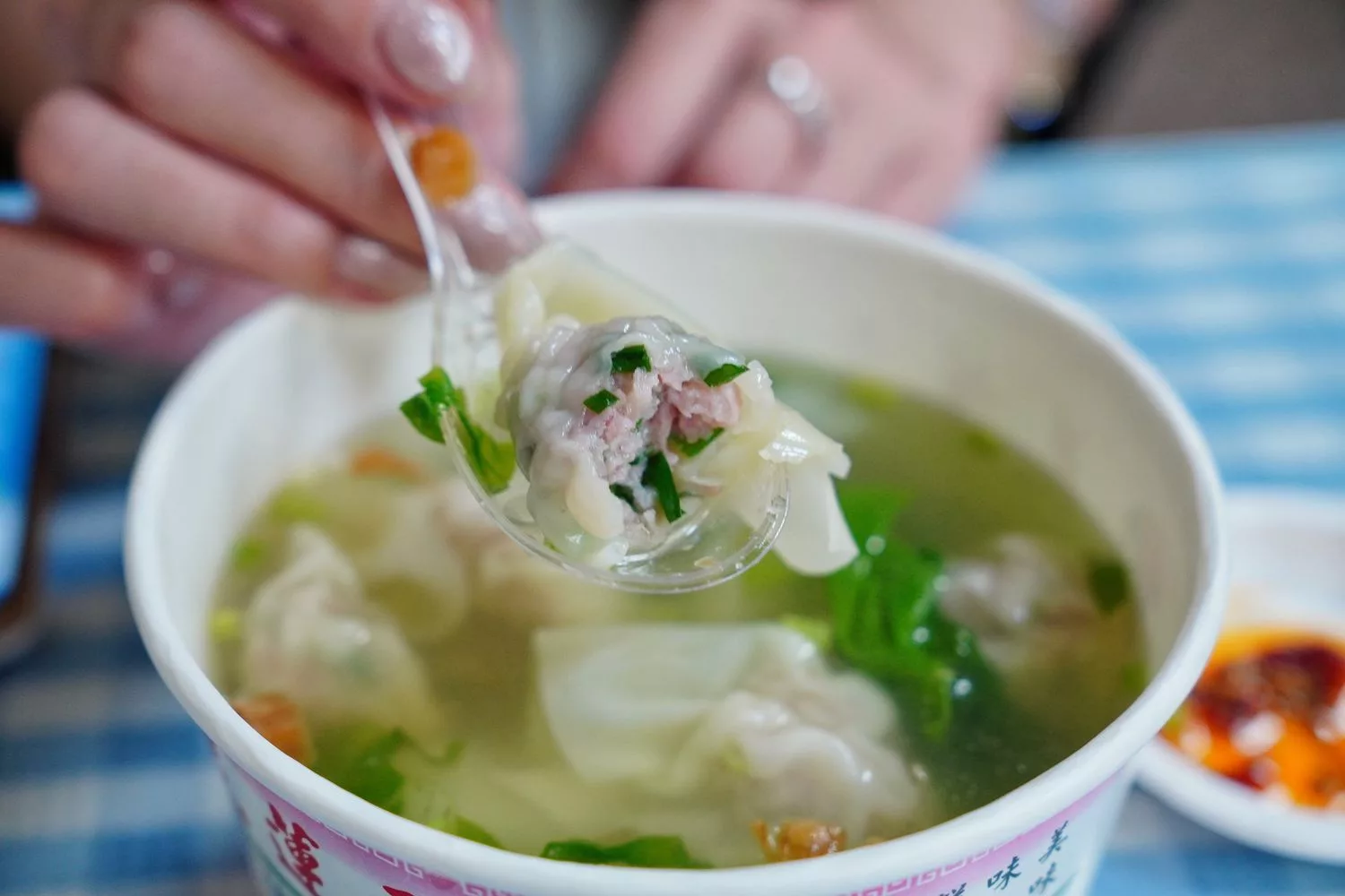 【花蓮扁食推薦】花蓮香扁食慈濟店，香醇湯頭皮薄肉多，還吃得到整隻蝦子! @混血珊莎的奇幻旅程