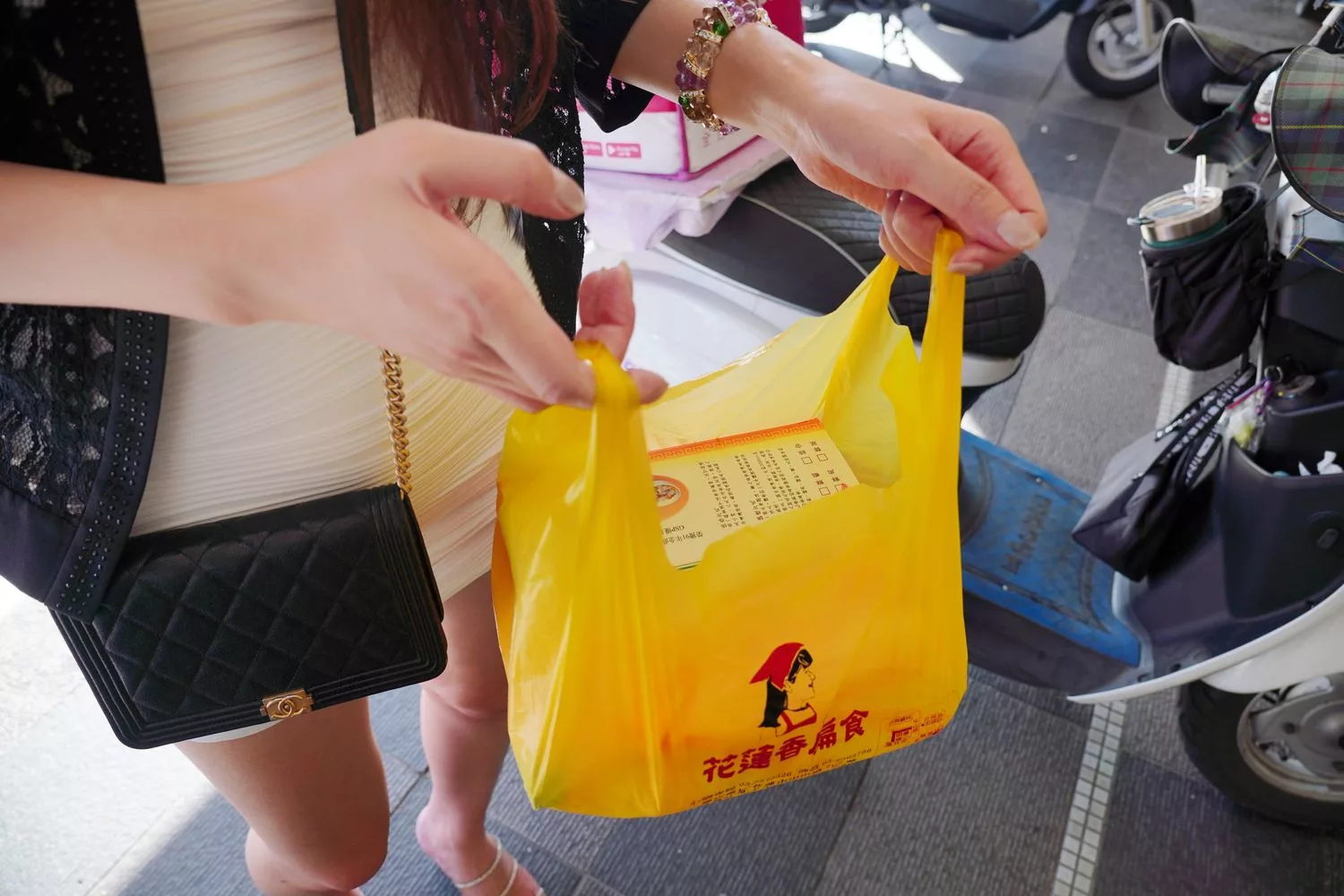 【花蓮扁食推薦】花蓮香扁食慈濟店，香醇湯頭皮薄肉多，還吃得到整隻蝦子! @混血珊莎的奇幻旅程
