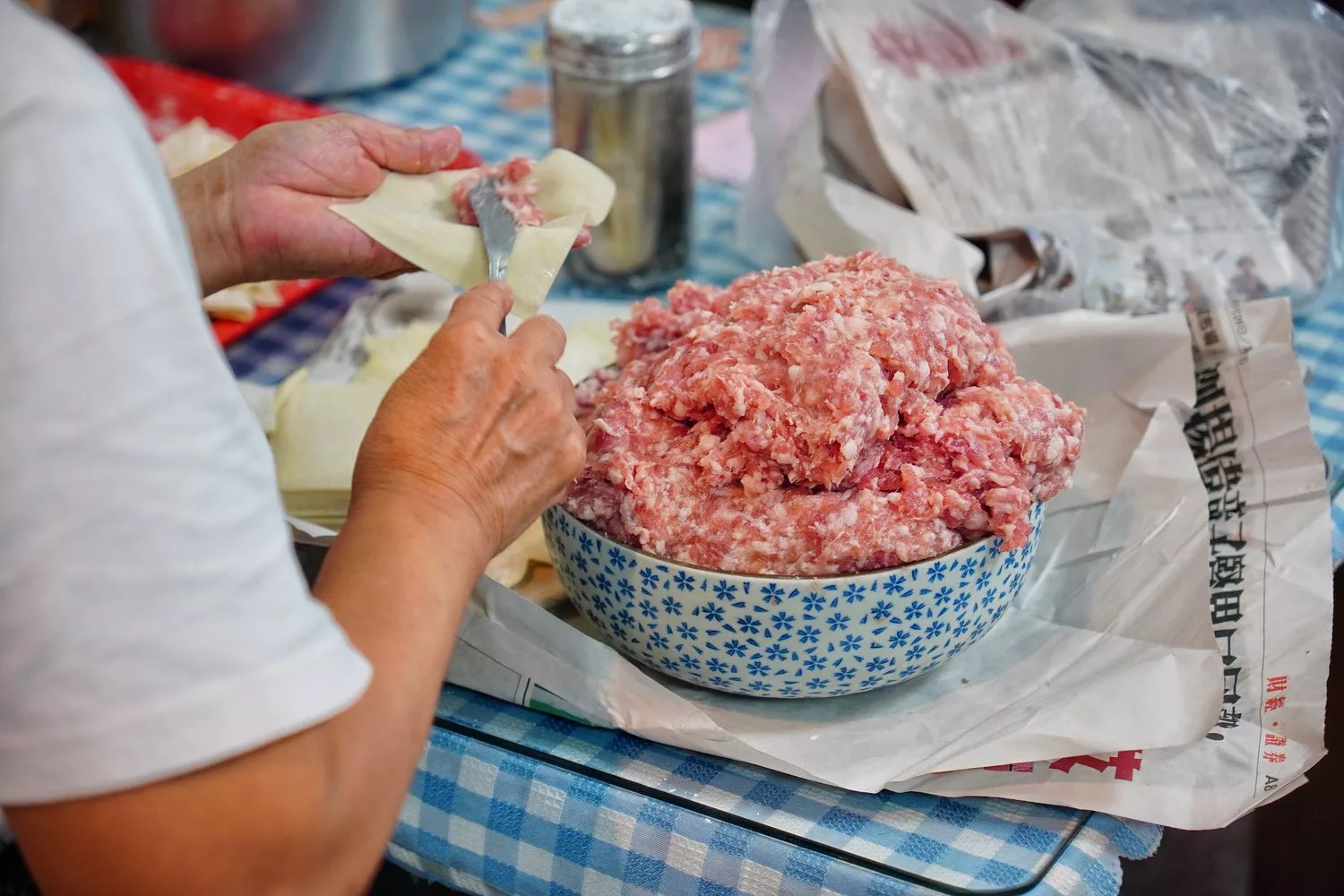 【花蓮扁食推薦】花蓮香扁食慈濟店，香醇湯頭皮薄肉多，還吃得到整隻蝦子! @混血珊莎的奇幻旅程