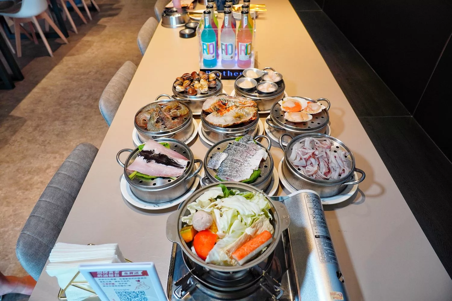 【台中海鮮塔推薦】8德司創意餐館逢甲店，超澎湃101海鮮塔，還有麻辣鍋、義大利麵跟調酒嗨翻全場! @混血珊莎的奇幻旅程