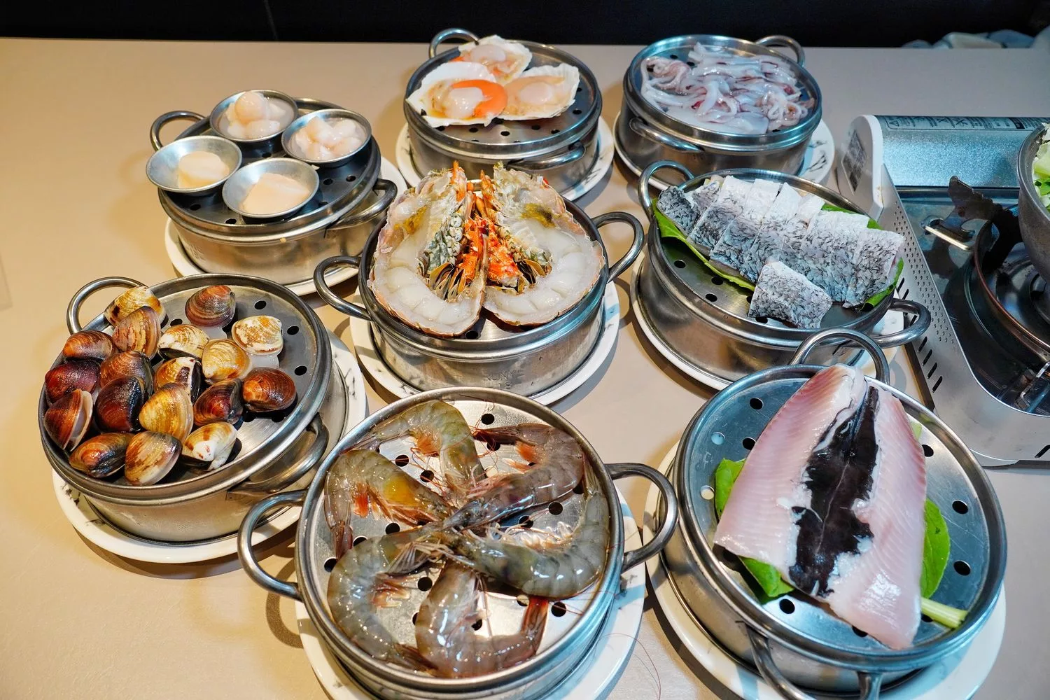 【台中海鮮塔推薦】8德司創意餐館逢甲店，超澎湃101海鮮塔，還有麻辣鍋、義大利麵跟調酒嗨翻全場! @混血珊莎的奇幻旅程