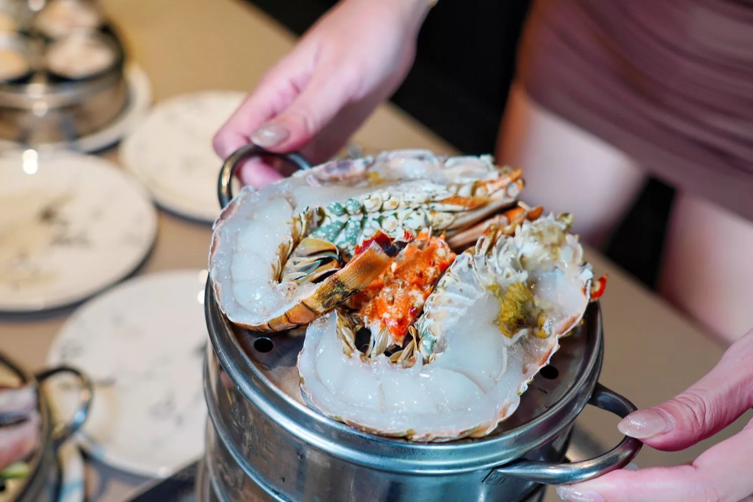【台中海鮮塔推薦】8德司創意餐館逢甲店，超澎湃101海鮮塔，還有麻辣鍋、義大利麵跟調酒嗨翻全場! @混血珊莎的奇幻旅程