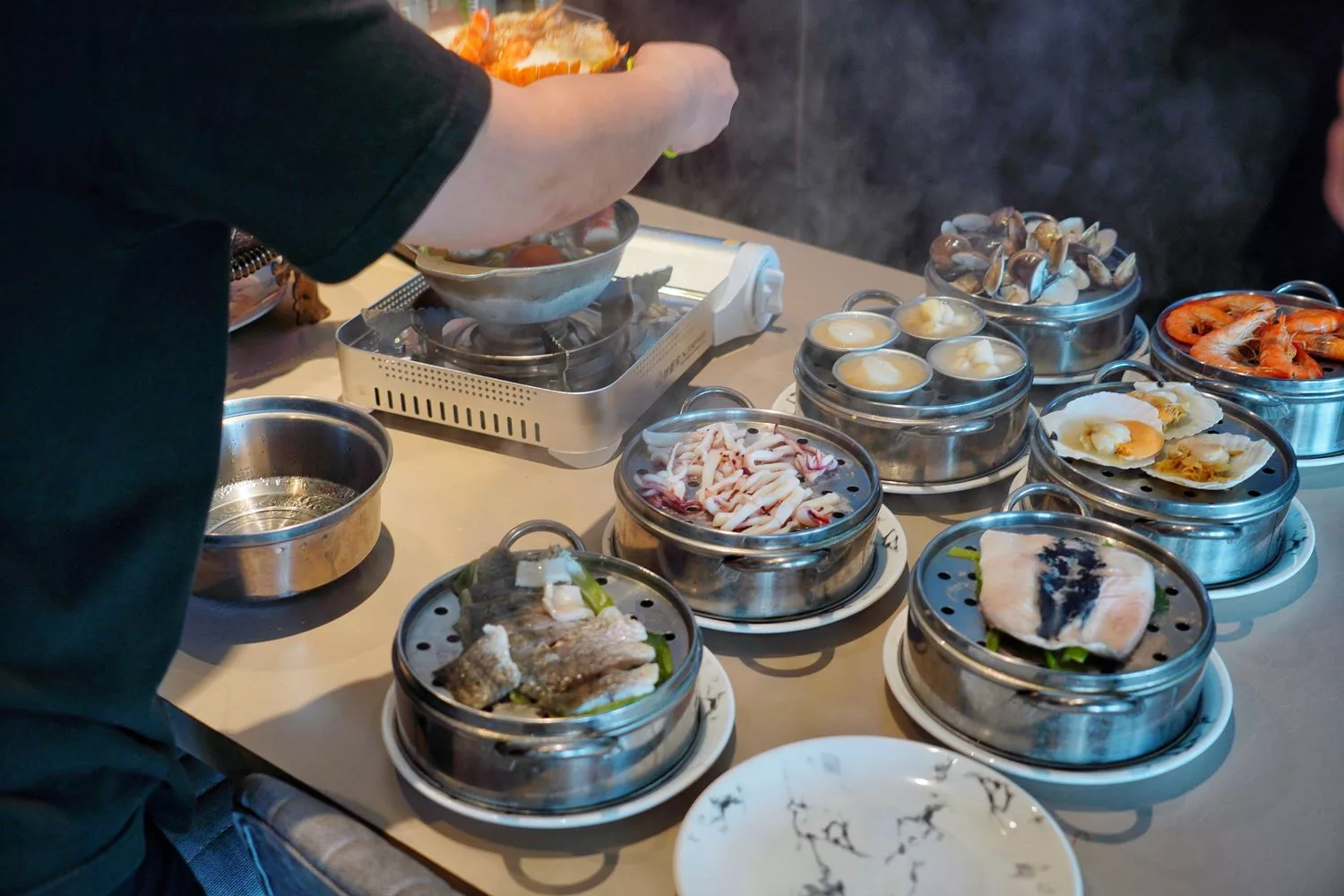 【台中海鮮塔推薦】8德司創意餐館逢甲店，超澎湃101海鮮塔，還有麻辣鍋、義大利麵跟調酒嗨翻全場! @混血珊莎的奇幻旅程