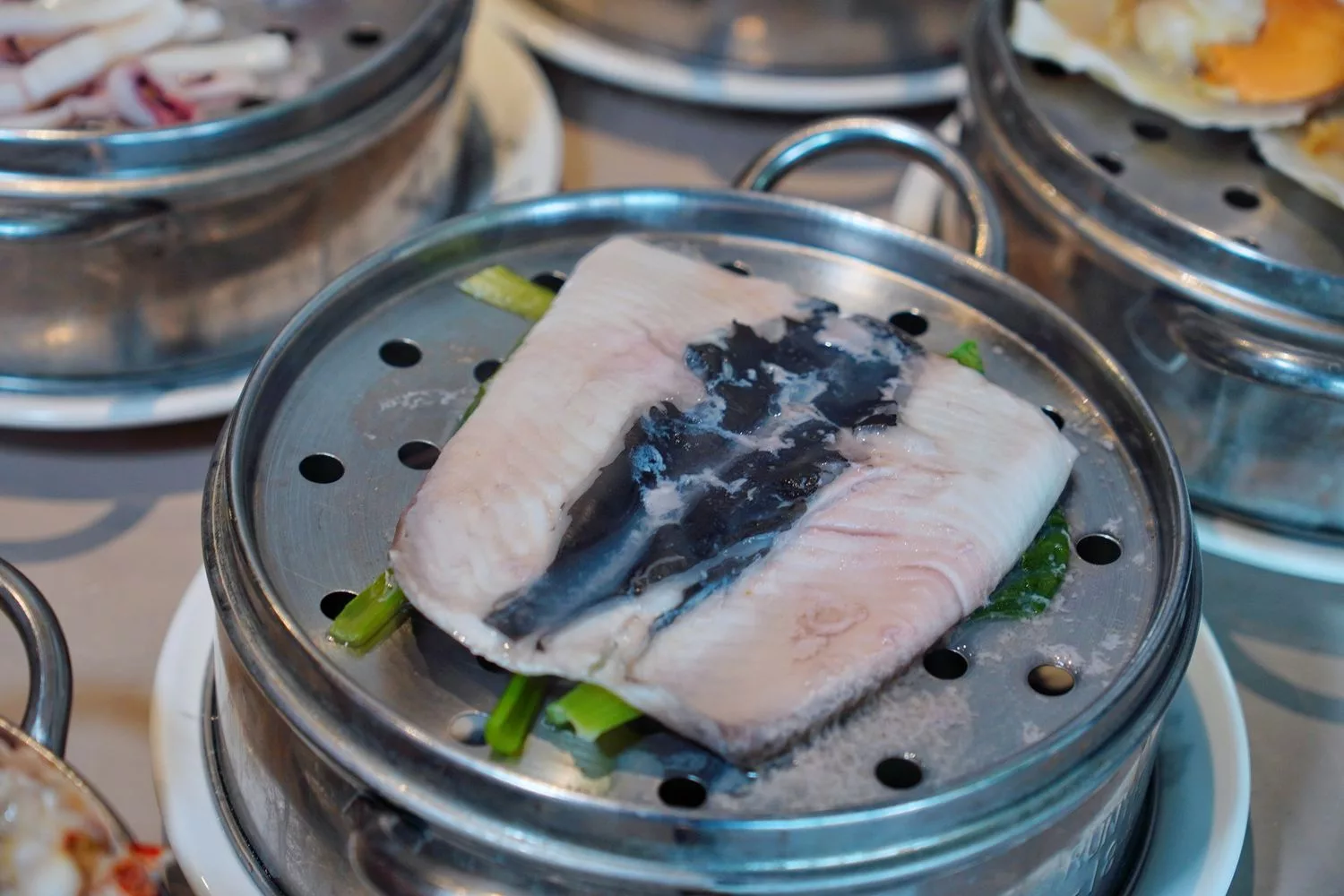 【台中海鮮塔推薦】8德司創意餐館逢甲店，超澎湃101海鮮塔，還有麻辣鍋、義大利麵跟調酒嗨翻全場! @混血珊莎的奇幻旅程