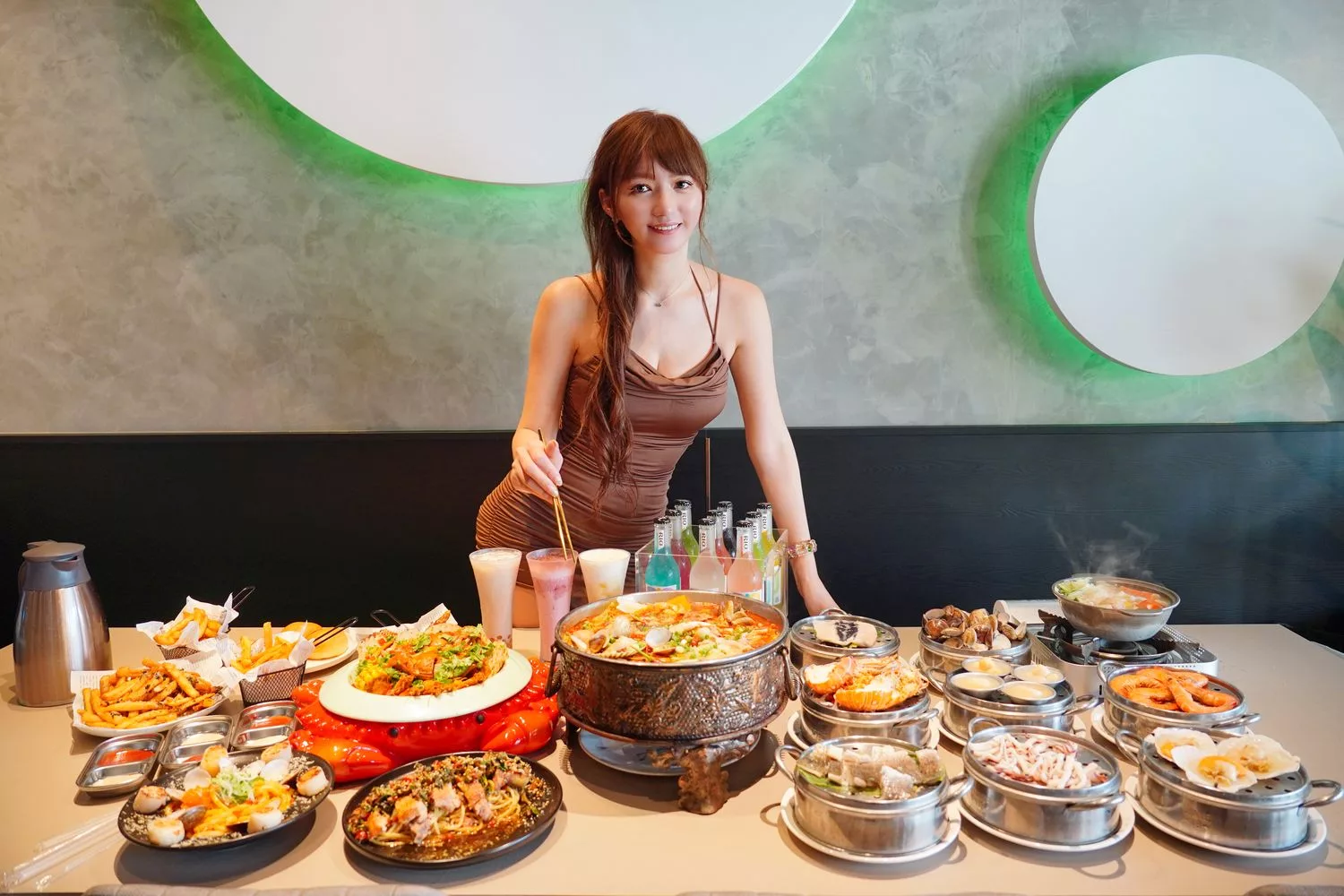 【台中海鮮塔推薦】8德司創意餐館逢甲店，超澎湃101海鮮塔，還有麻辣鍋、義大利麵跟調酒嗨翻全場! @混血珊莎的奇幻旅程