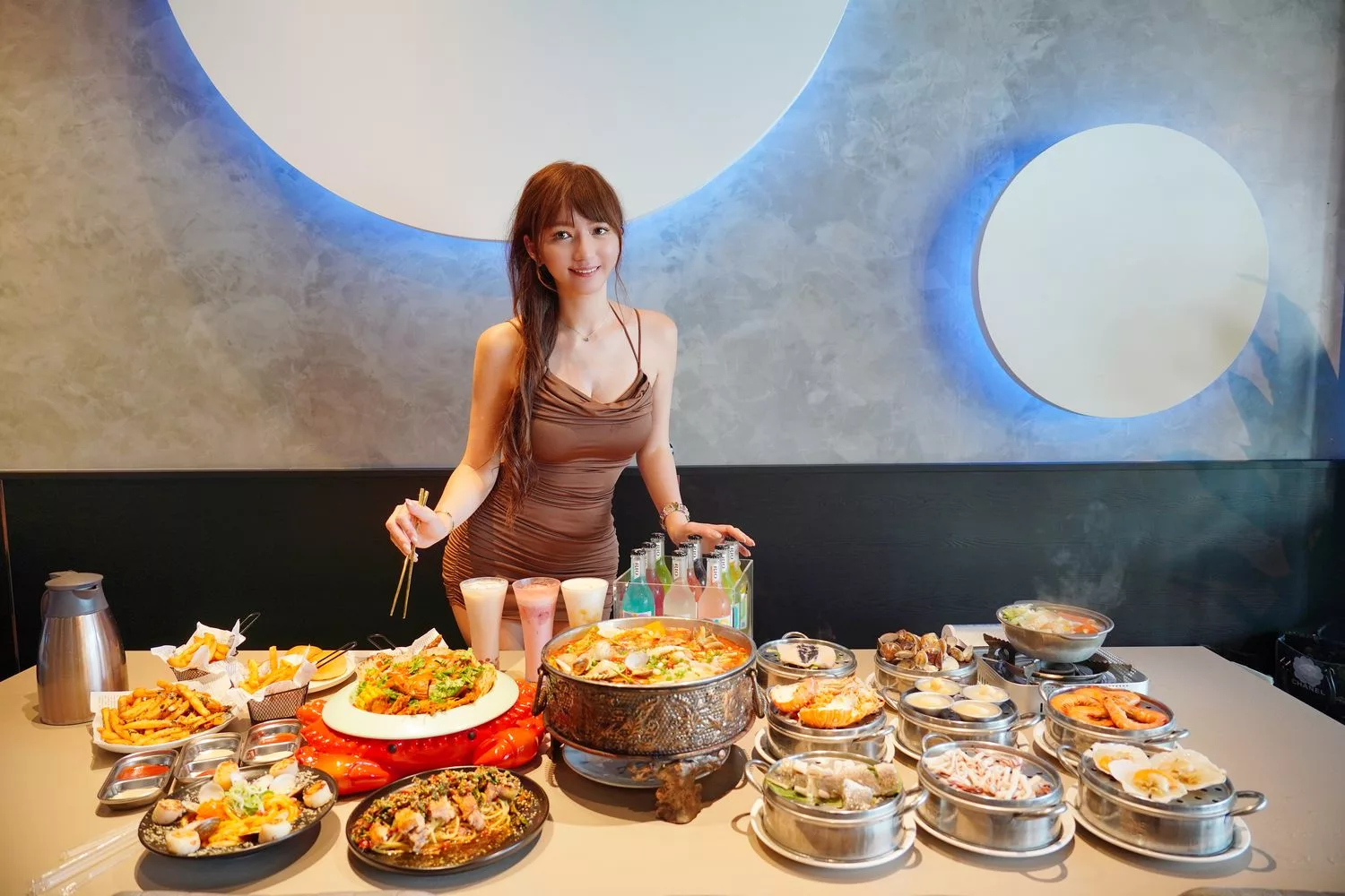 【台中海鮮塔推薦】8德司創意餐館逢甲店，超澎湃101海鮮塔，還有麻辣鍋、義大利麵跟調酒嗨翻全場! @混血珊莎的奇幻旅程