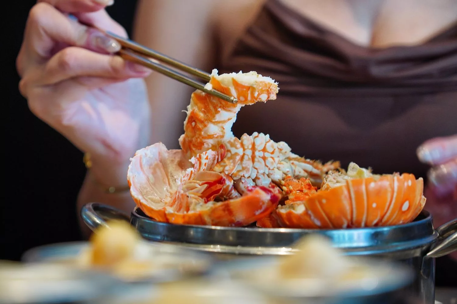 【台中海鮮塔推薦】8德司創意餐館逢甲店，超澎湃101海鮮塔，還有麻辣鍋、義大利麵跟調酒嗨翻全場! @混血珊莎的奇幻旅程