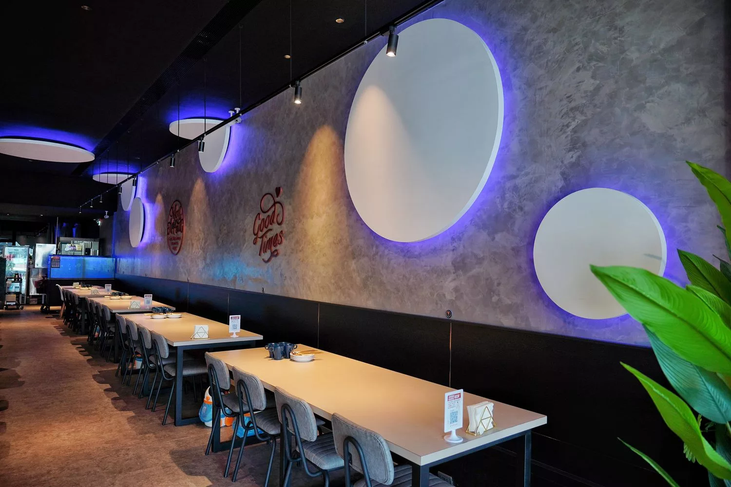 【台中海鮮塔推薦】8德司創意餐館逢甲店，超澎湃101海鮮塔，還有麻辣鍋、義大利麵跟調酒嗨翻全場! @混血珊莎的奇幻旅程