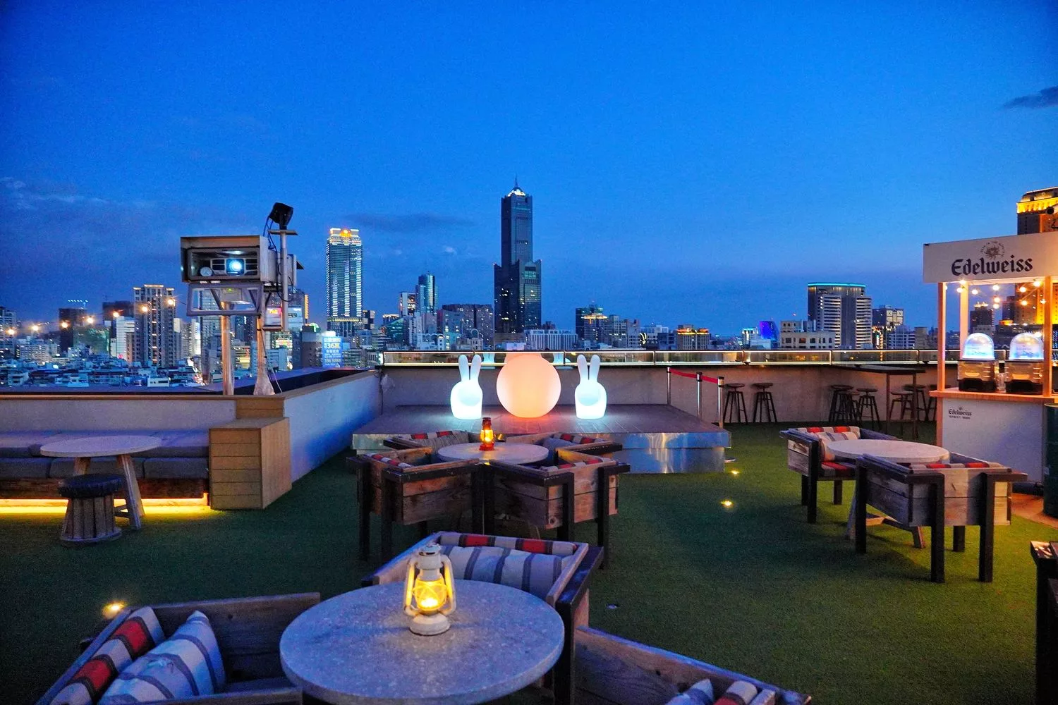 【高雄露天酒吧】高雄英迪格酒店酒吧Pier No.1 ，盡享港都夜生活的浪漫! @混血珊莎的奇幻旅程