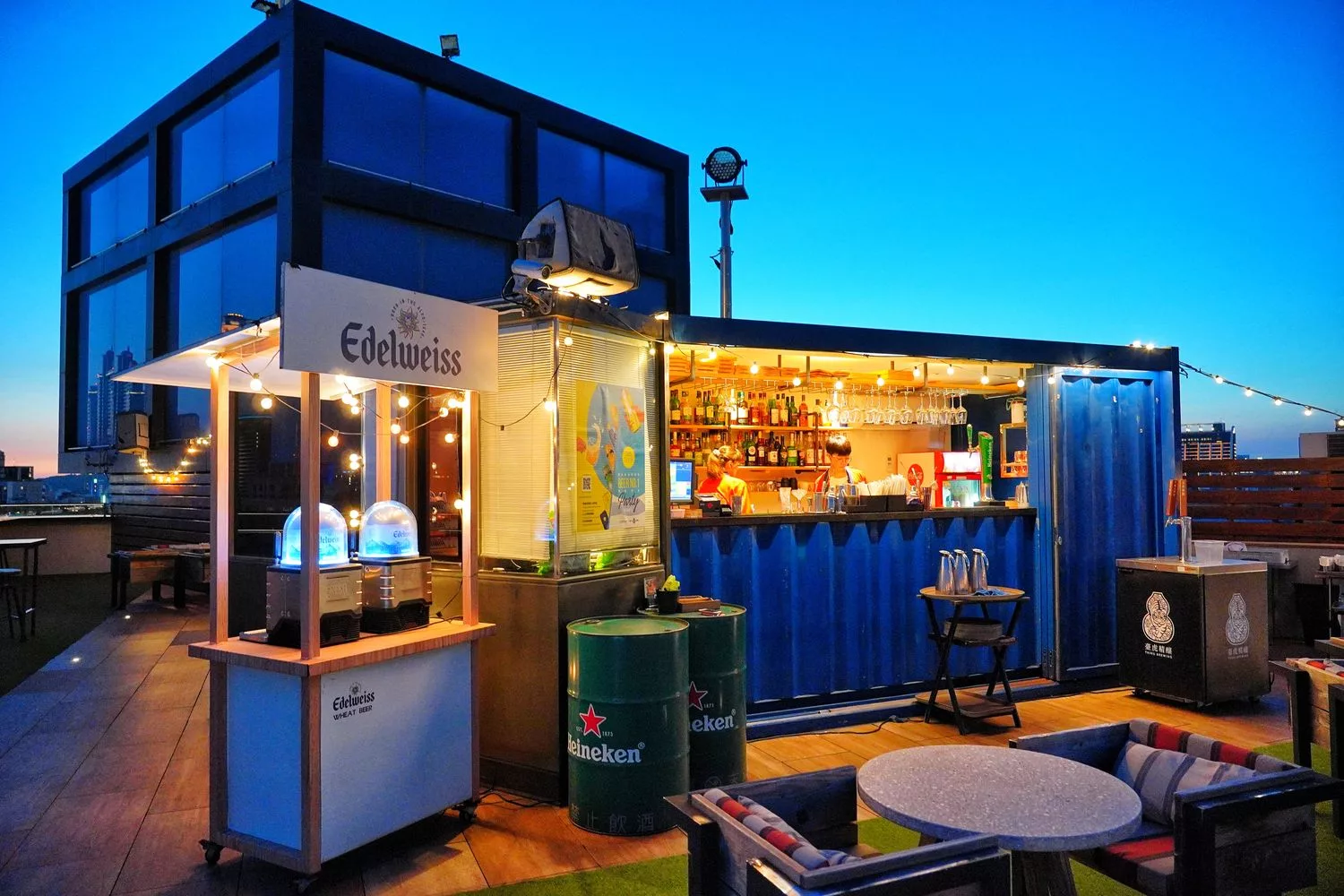 【高雄露天酒吧】高雄英迪格酒店酒吧Pier No.1 ，盡享港都夜生活的浪漫! @混血珊莎的奇幻旅程