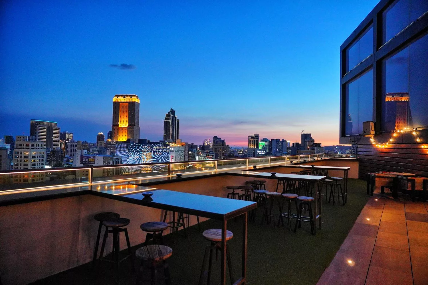 【高雄露天酒吧】高雄英迪格酒店酒吧Pier No.1 ，盡享港都夜生活的浪漫! @混血珊莎的奇幻旅程
