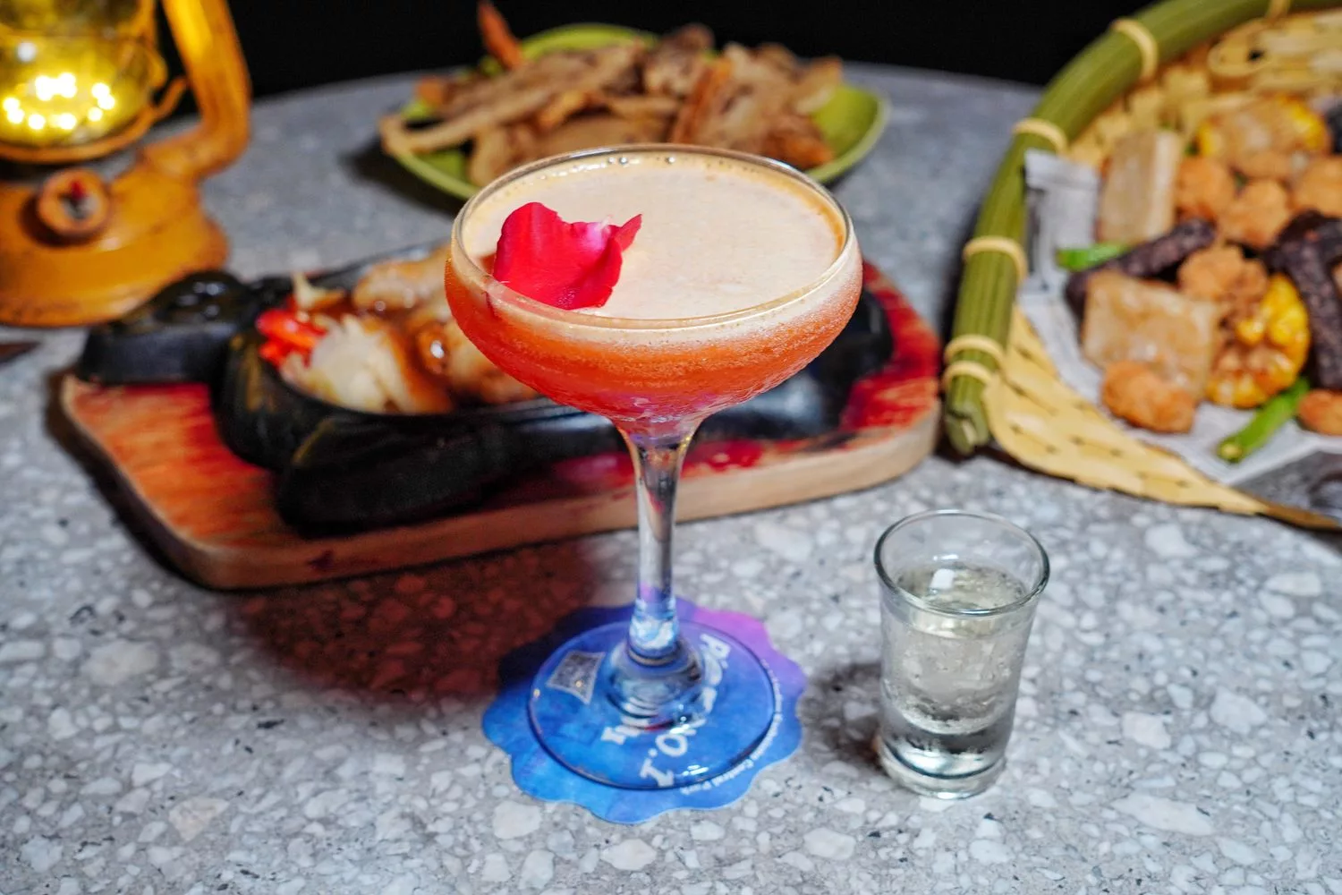 【高雄露天酒吧】高雄英迪格酒店酒吧Pier No.1 ，盡享港都夜生活的浪漫! @混血珊莎的奇幻旅程