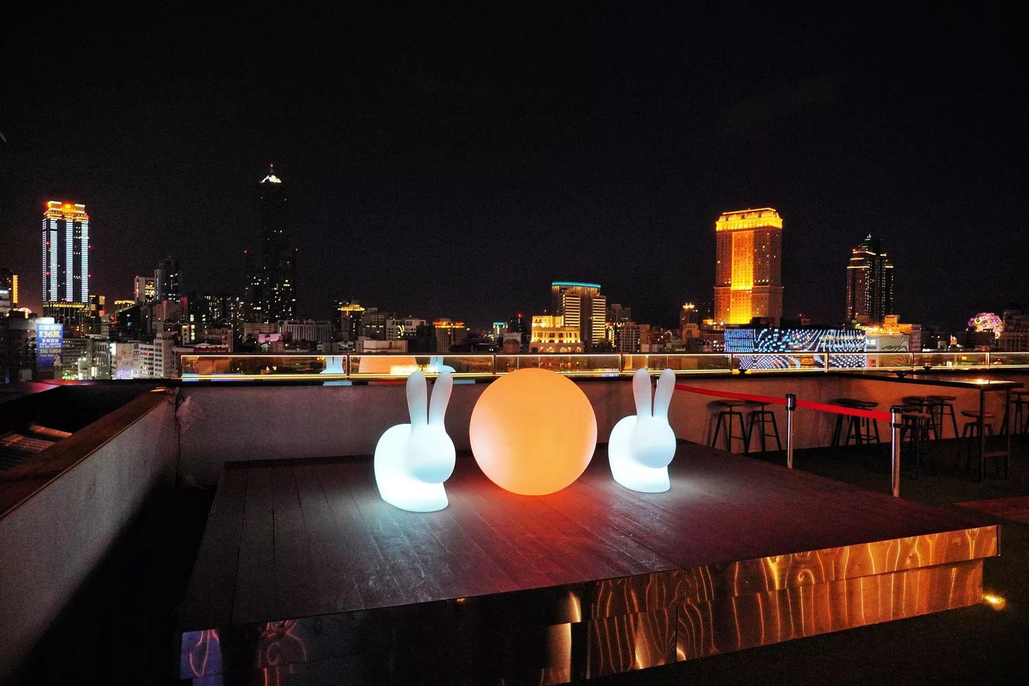 【高雄露天酒吧】高雄英迪格酒店酒吧Pier No.1 ，盡享港都夜生活的浪漫! @混血珊莎的奇幻旅程