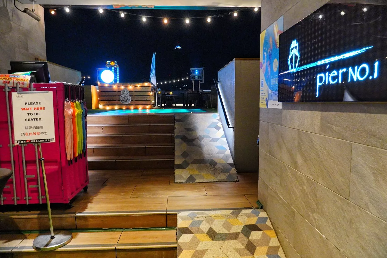 【高雄露天酒吧】高雄英迪格酒店酒吧Pier No.1 ，盡享港都夜生活的浪漫! @混血珊莎的奇幻旅程