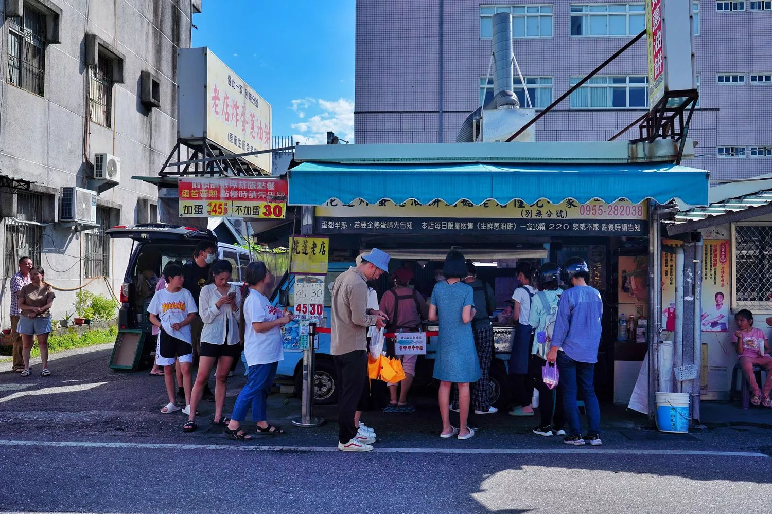 【花蓮小吃】復興街必吃藍車老牌炸蛋蔥油餅，爆漿蛋汁超誘人！ @混血珊莎的奇幻旅程