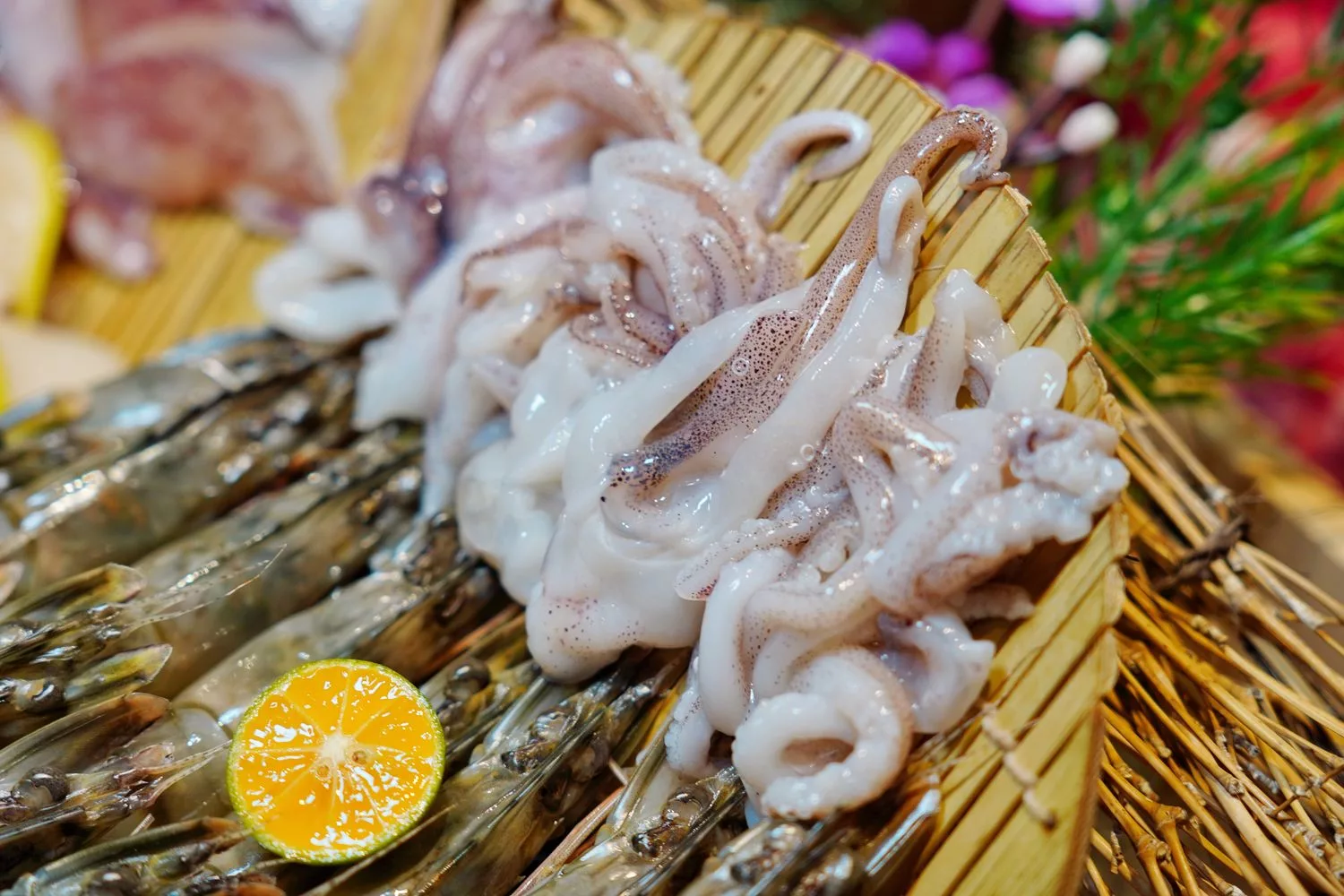 【汕頭火鍋】深紅汕頭鍋物SOGO敦化店，活體龍蝦現流海鮮霸氣上桌! @混血珊莎的奇幻旅程