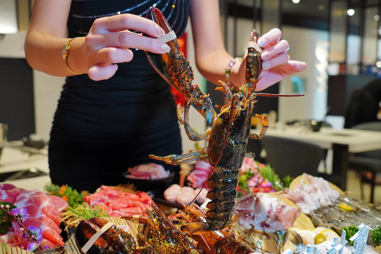 【汕頭火鍋】深紅汕頭鍋物SOGO敦化店，活體龍蝦現流海鮮霸氣上桌! @混血珊莎的奇幻旅程