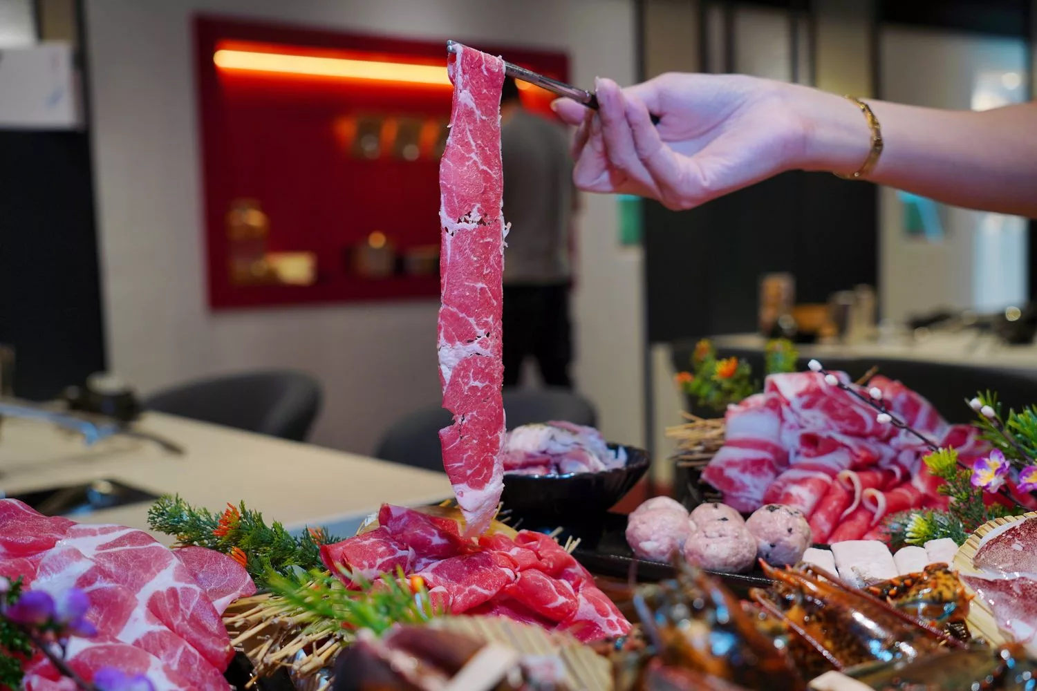 【汕頭火鍋】深紅汕頭鍋物SOGO敦化店，活體龍蝦現流海鮮霸氣上桌! @混血珊莎的奇幻旅程