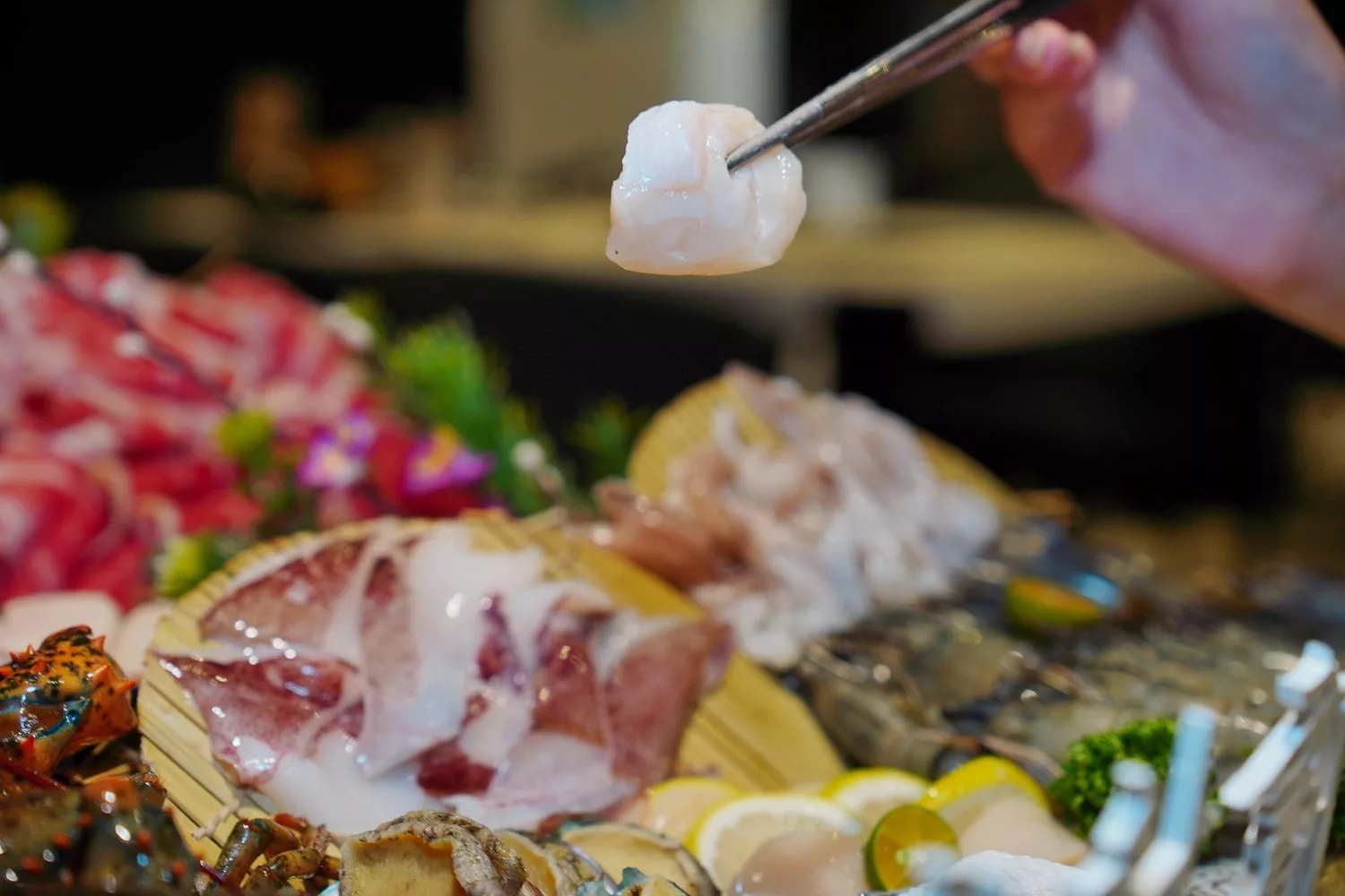 【汕頭火鍋】深紅汕頭鍋物SOGO敦化店，活體龍蝦現流海鮮霸氣上桌! @混血珊莎的奇幻旅程