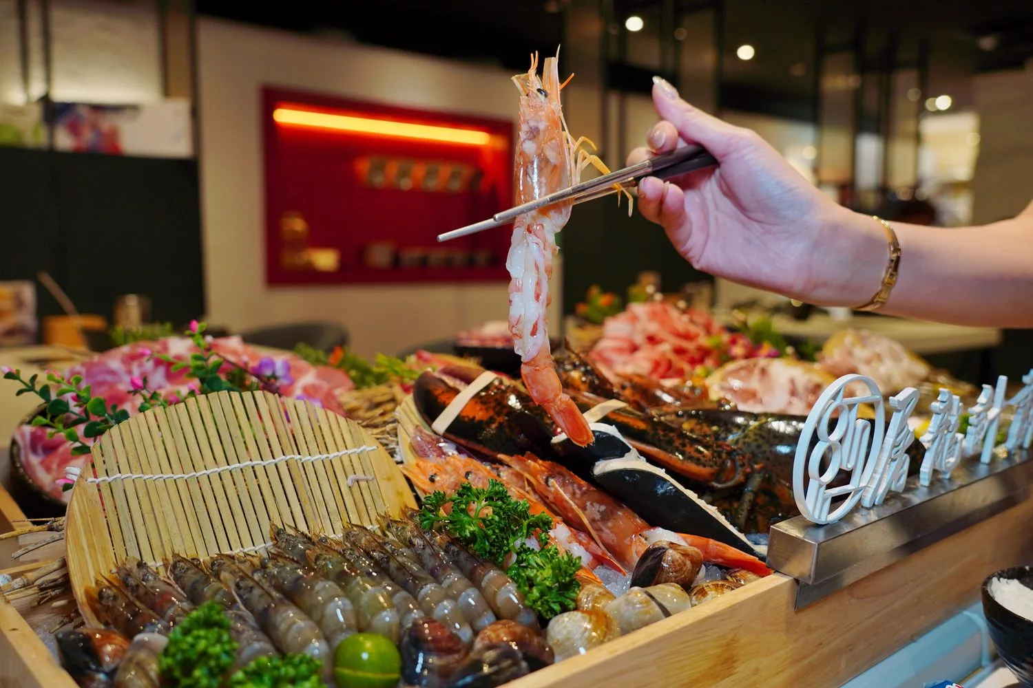 【汕頭火鍋】深紅汕頭鍋物SOGO敦化店，活體龍蝦現流海鮮霸氣上桌! @混血珊莎的奇幻旅程