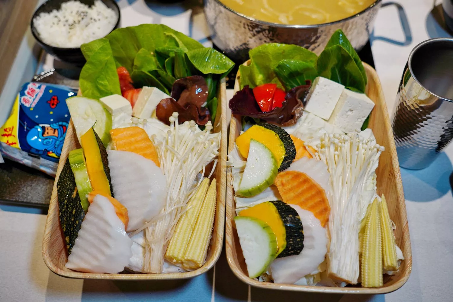 【汕頭火鍋】深紅汕頭鍋物SOGO敦化店，活體龍蝦現流海鮮霸氣上桌! @混血珊莎的奇幻旅程