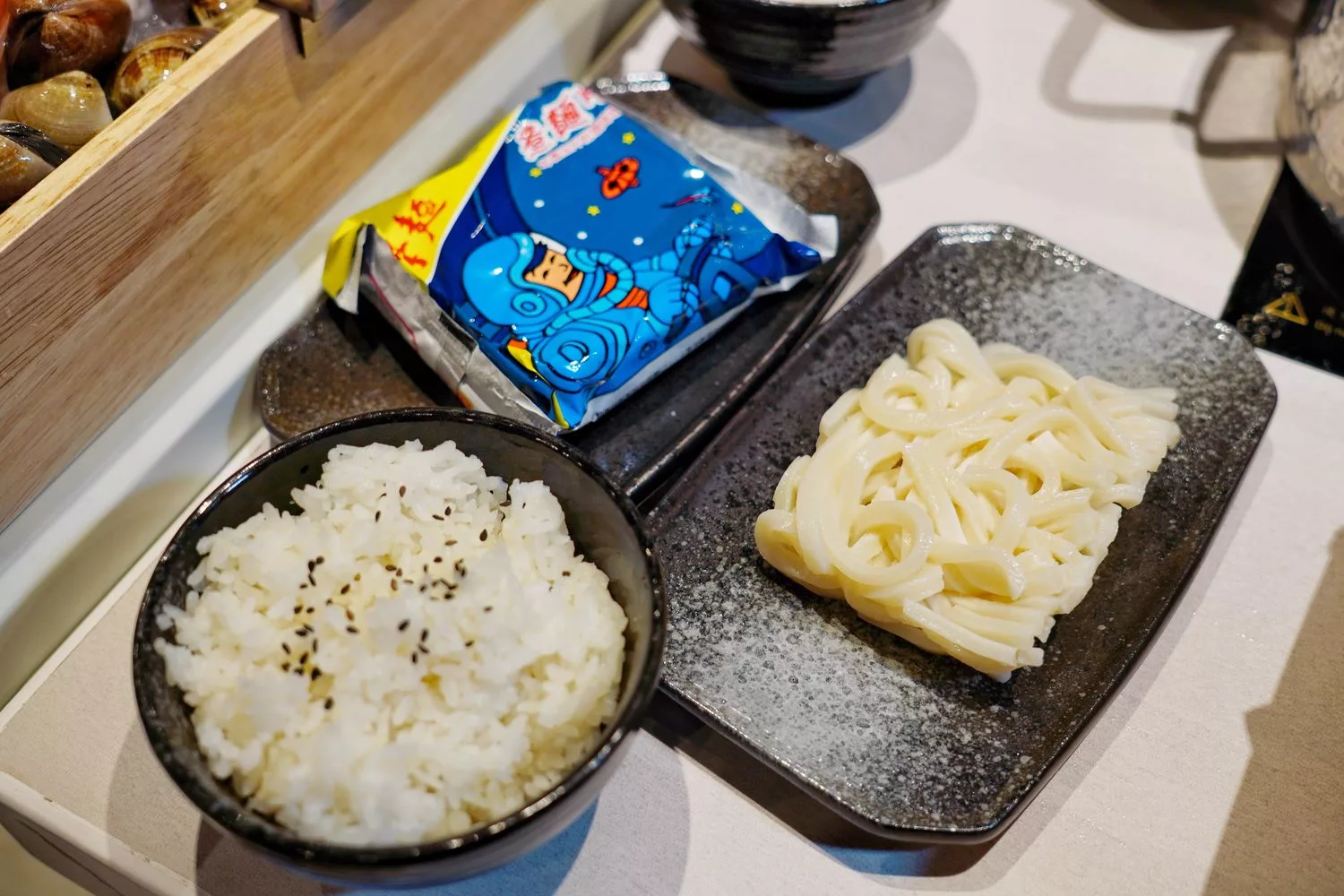 【汕頭火鍋】深紅汕頭鍋物SOGO敦化店，活體龍蝦現流海鮮霸氣上桌! @混血珊莎的奇幻旅程