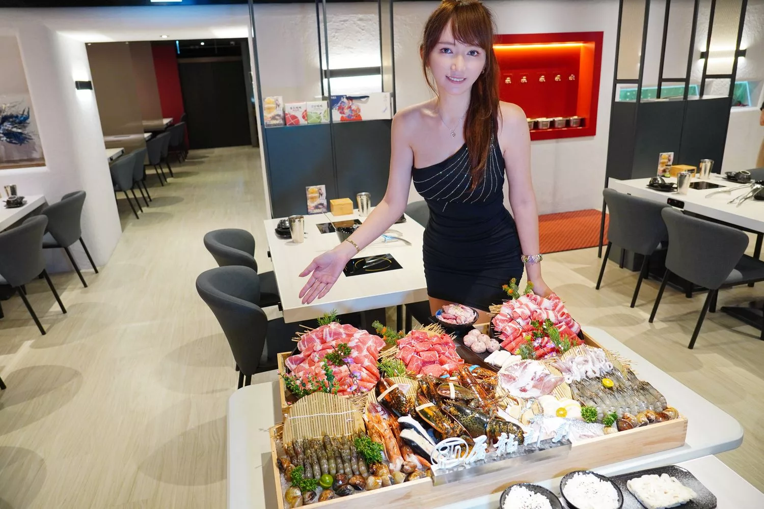 【汕頭火鍋】深紅汕頭鍋物SOGO敦化店，活體龍蝦現流海鮮霸氣上桌! @混血珊莎的奇幻旅程