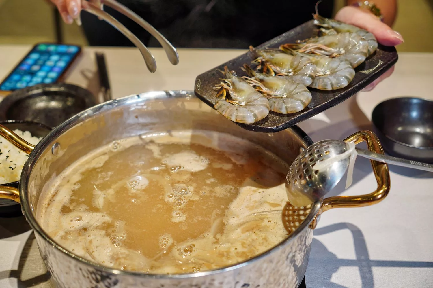 【汕頭火鍋】深紅汕頭鍋物SOGO敦化店，活體龍蝦現流海鮮霸氣上桌! @混血珊莎的奇幻旅程