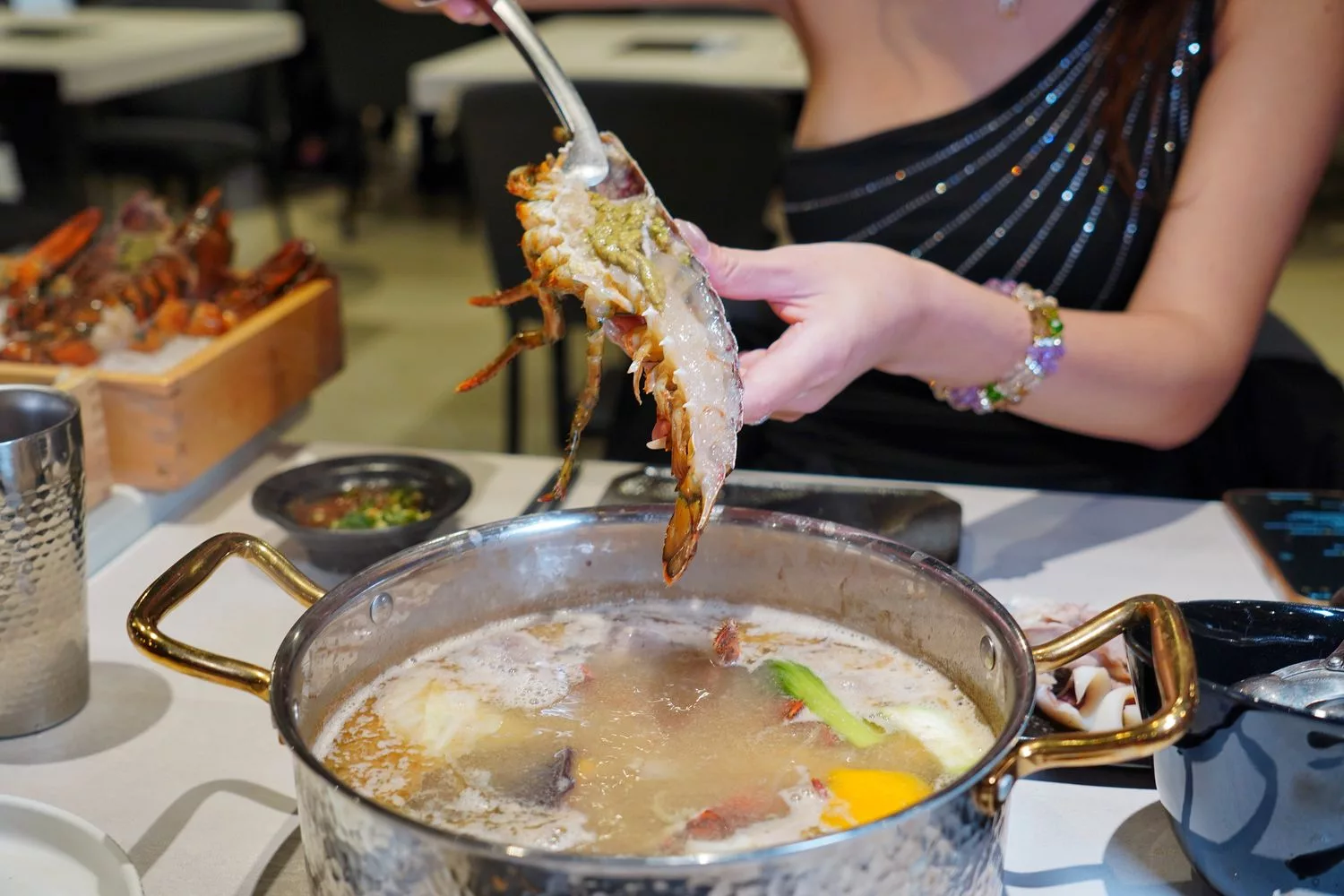 【汕頭火鍋】深紅汕頭鍋物SOGO敦化店，活體龍蝦現流海鮮霸氣上桌! @混血珊莎的奇幻旅程