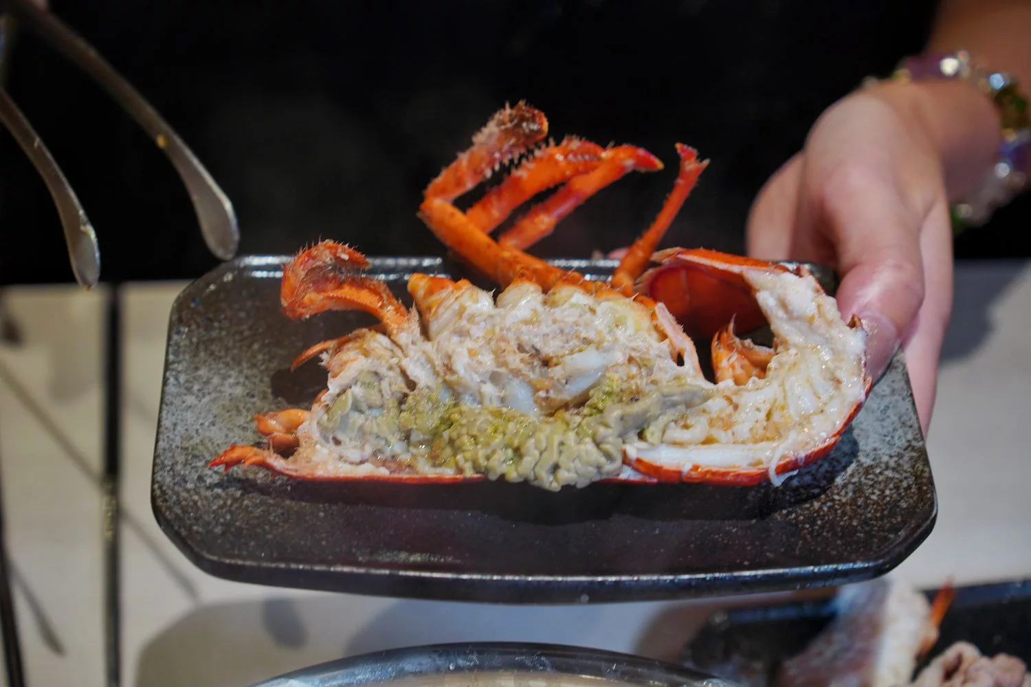 【汕頭火鍋】深紅汕頭鍋物SOGO敦化店，活體龍蝦現流海鮮霸氣上桌! @混血珊莎的奇幻旅程