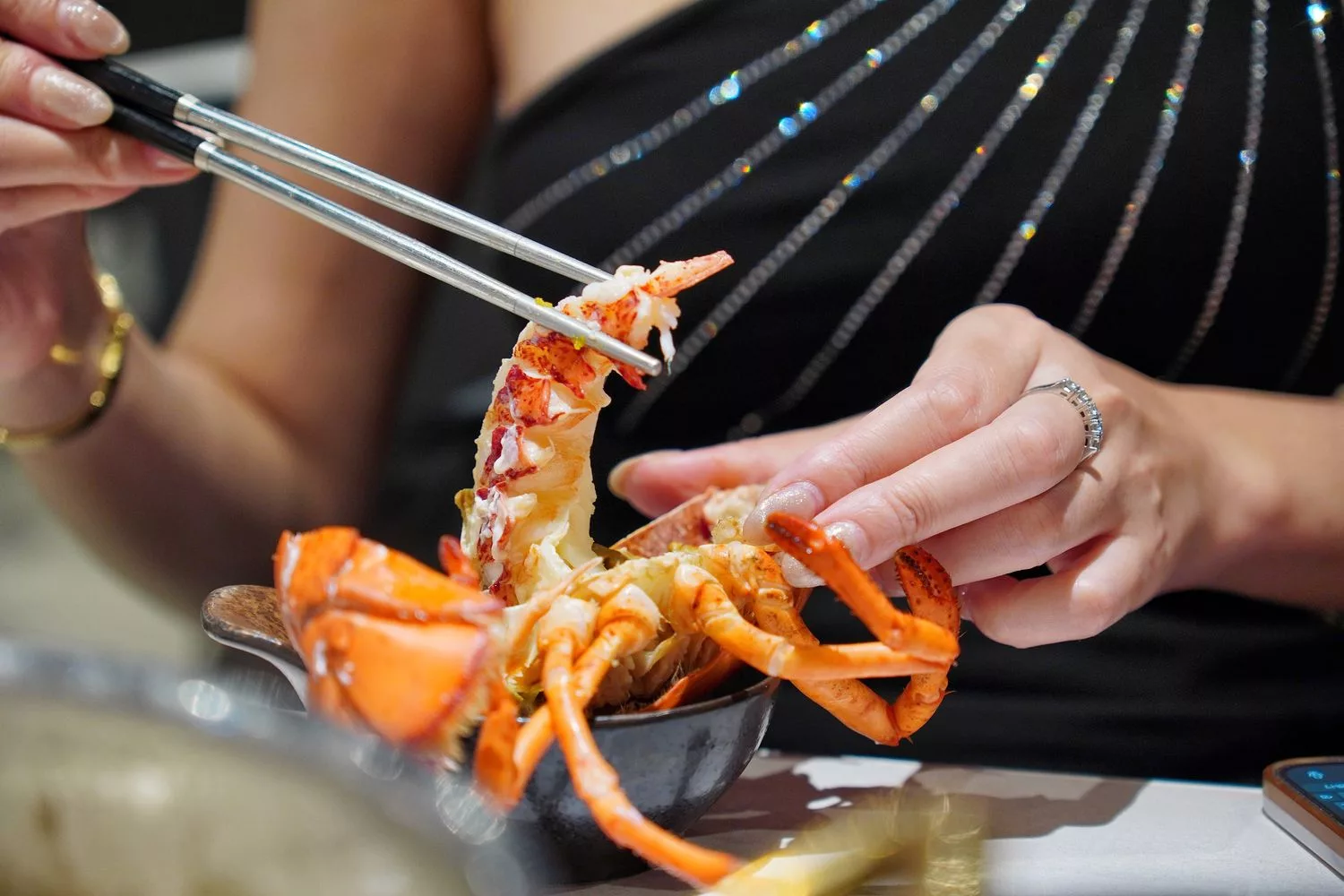 【汕頭火鍋】深紅汕頭鍋物SOGO敦化店，活體龍蝦現流海鮮霸氣上桌! @混血珊莎的奇幻旅程