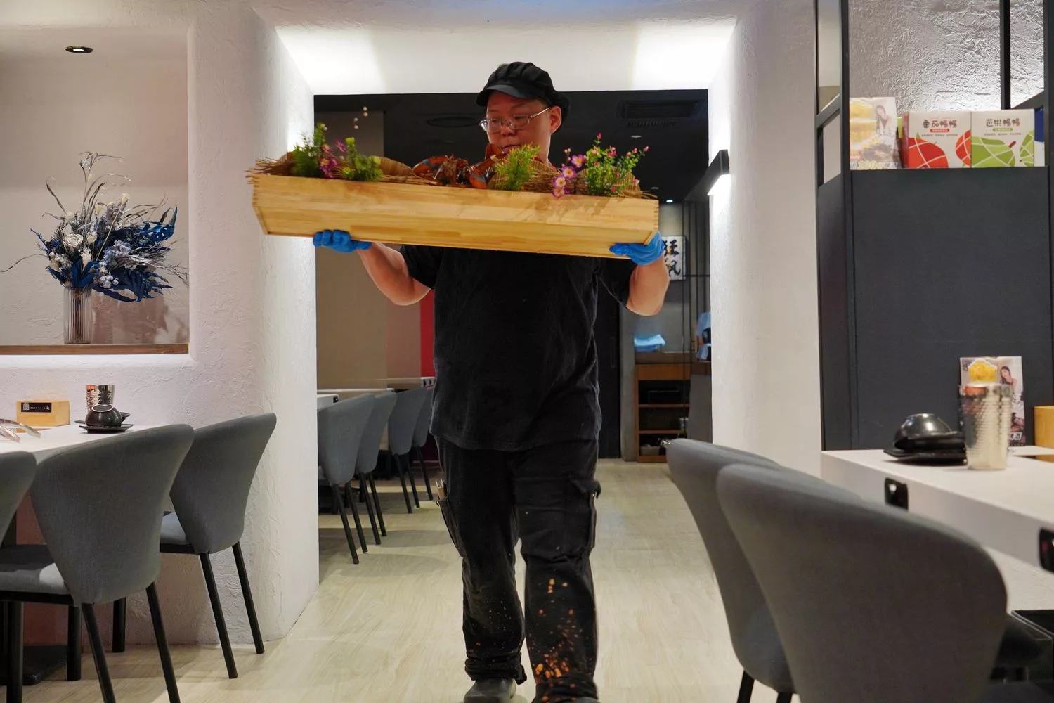 【汕頭火鍋】深紅汕頭鍋物SOGO敦化店，活體龍蝦現流海鮮霸氣上桌! @混血珊莎的奇幻旅程